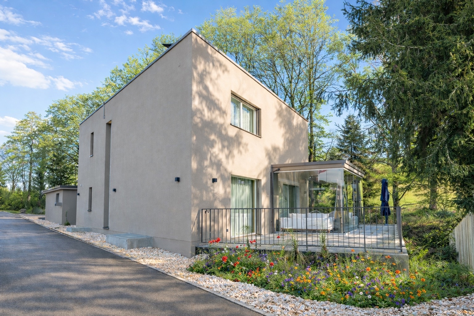 Modernes Einfamilienhaus mit Terrasse und Garten