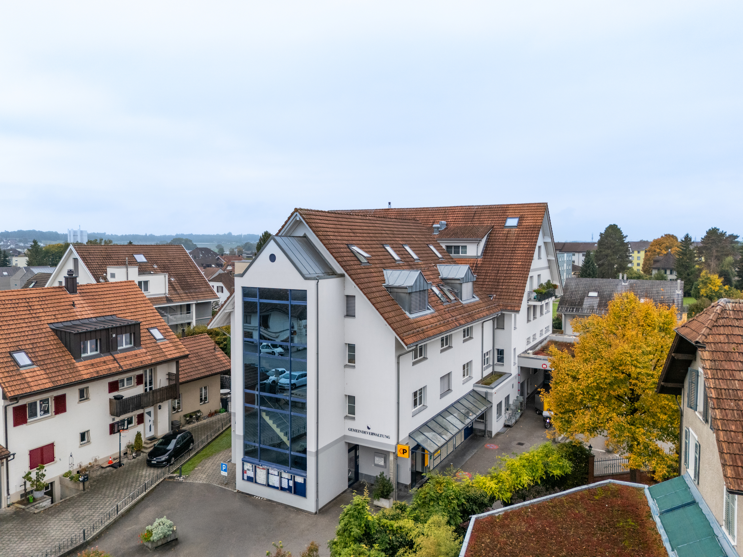 Städtische Wohnhäuser mit Giebeldächern