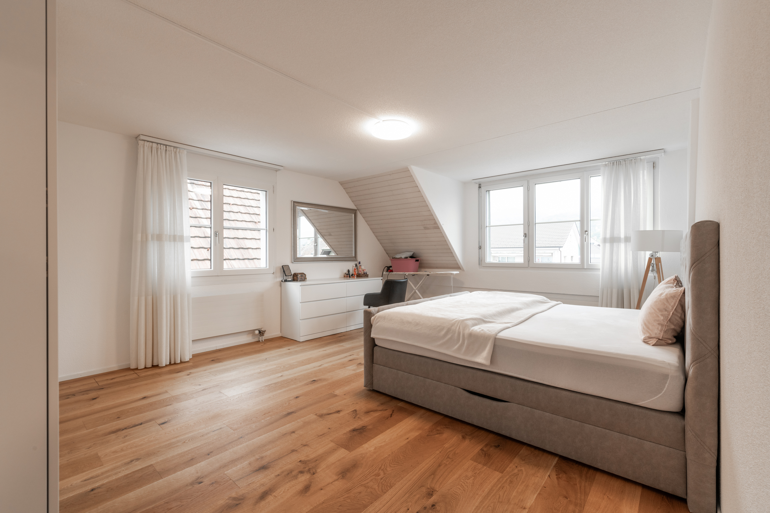 Helles Schlafzimmer im Dachgeschoss