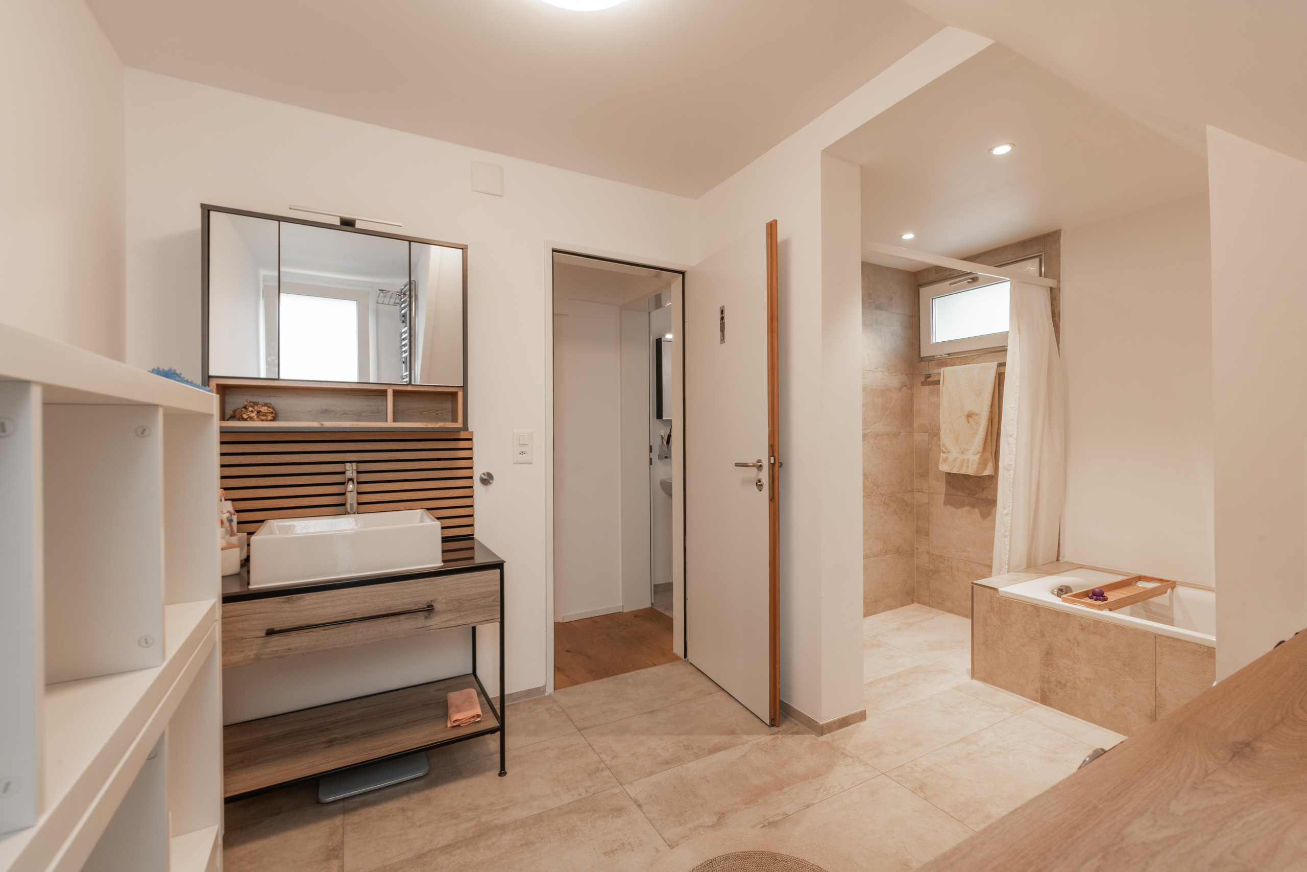 Modernes Badezimmer mit Badewanne und Dusche