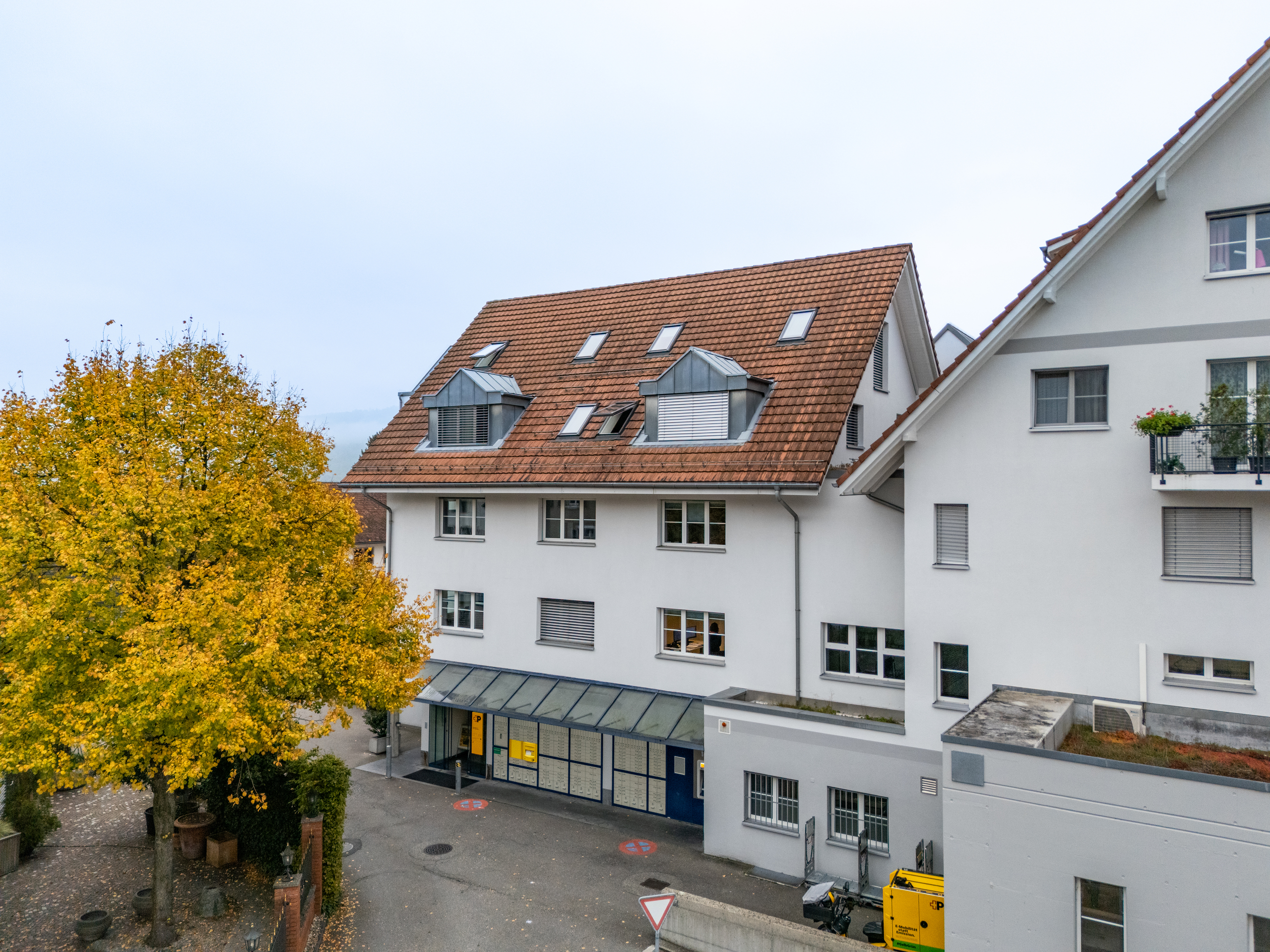 Mehrfamilienhaus mit Satteldach und Dachgauben