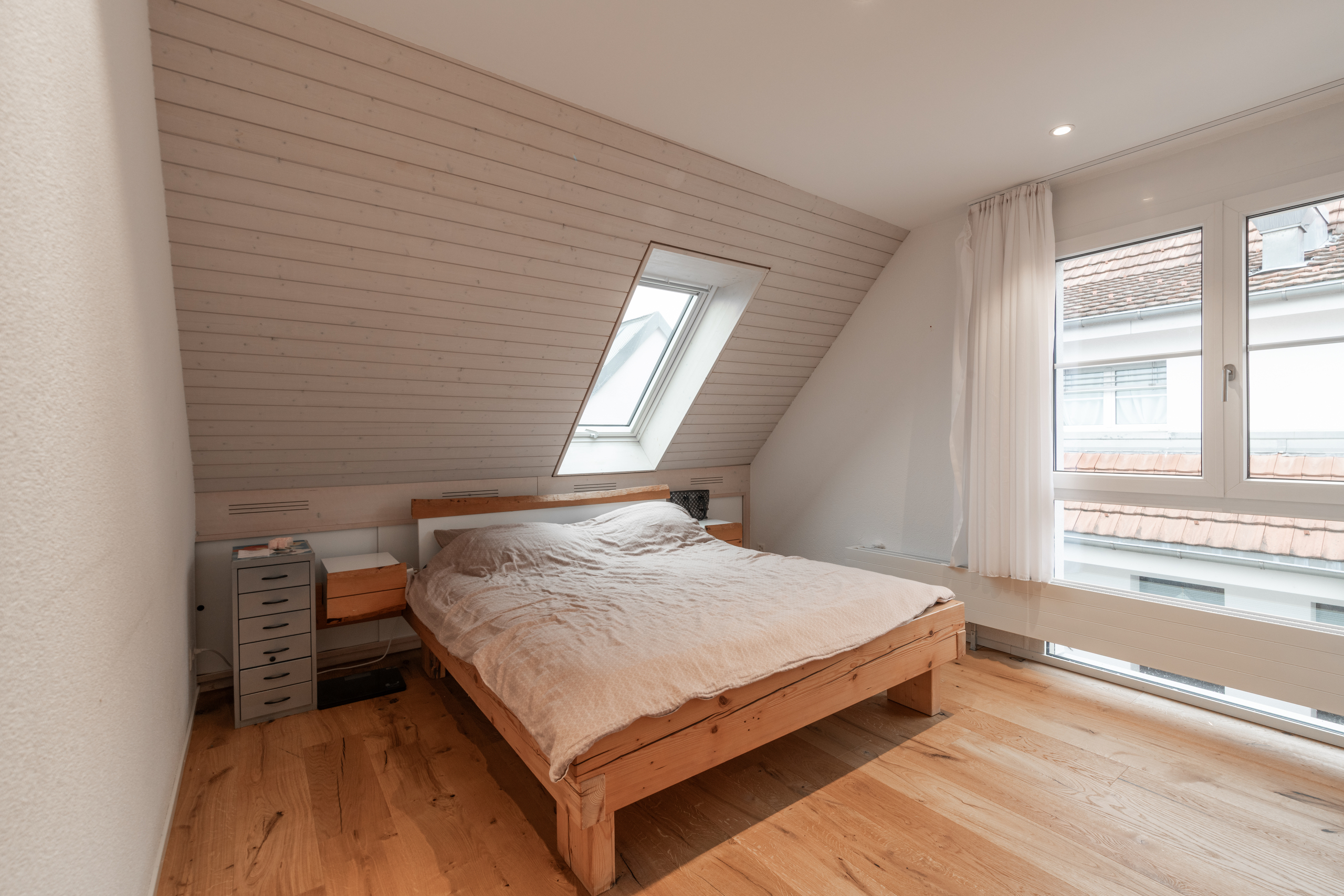 Helles Dachgeschoss-Schlafzimmer