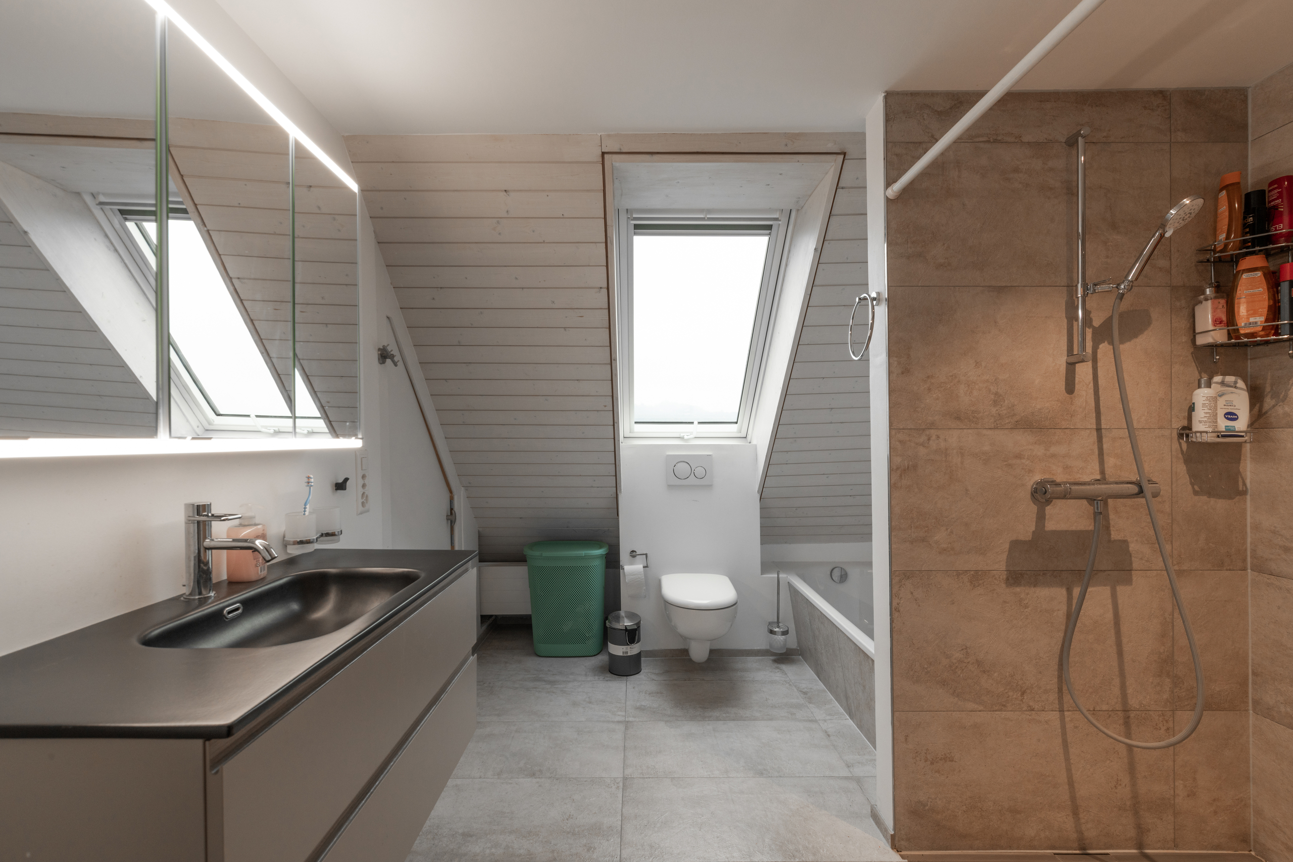 Modernes Dachgeschoss-Badezimmer mit Dusche und WC