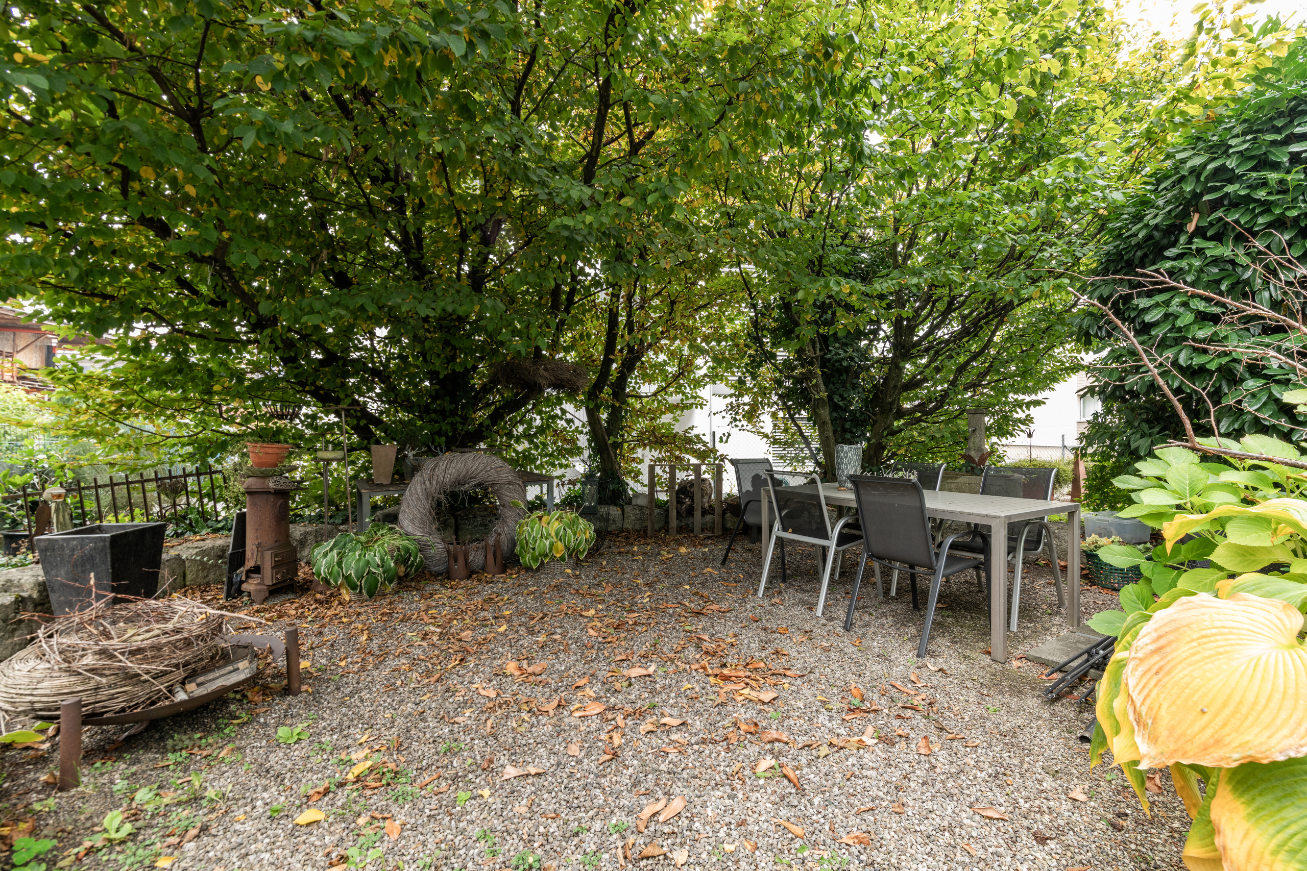 Schattiger Garten mit Sitzbereich