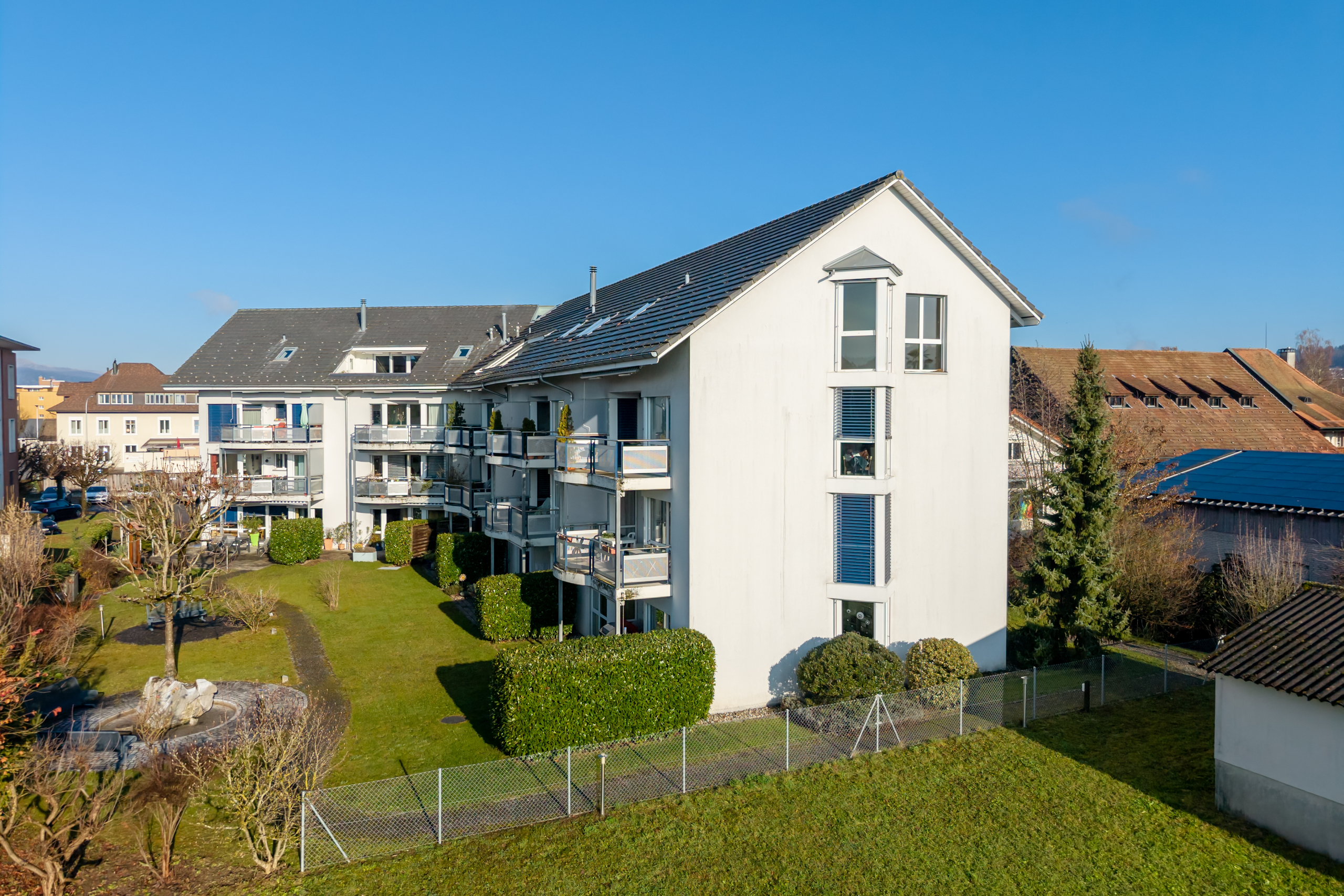 Mehrfamilienhaus mit Garten und Balkonen