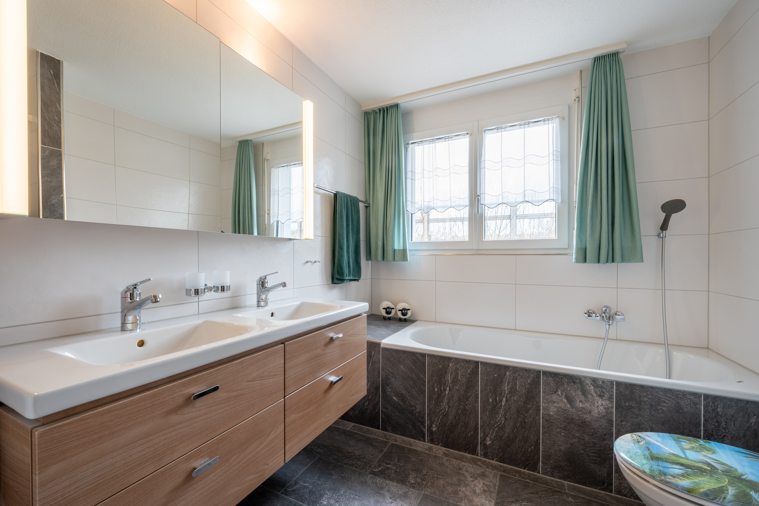 Modernes Badezimmer mit Doppelwaschtisch und Badewanne