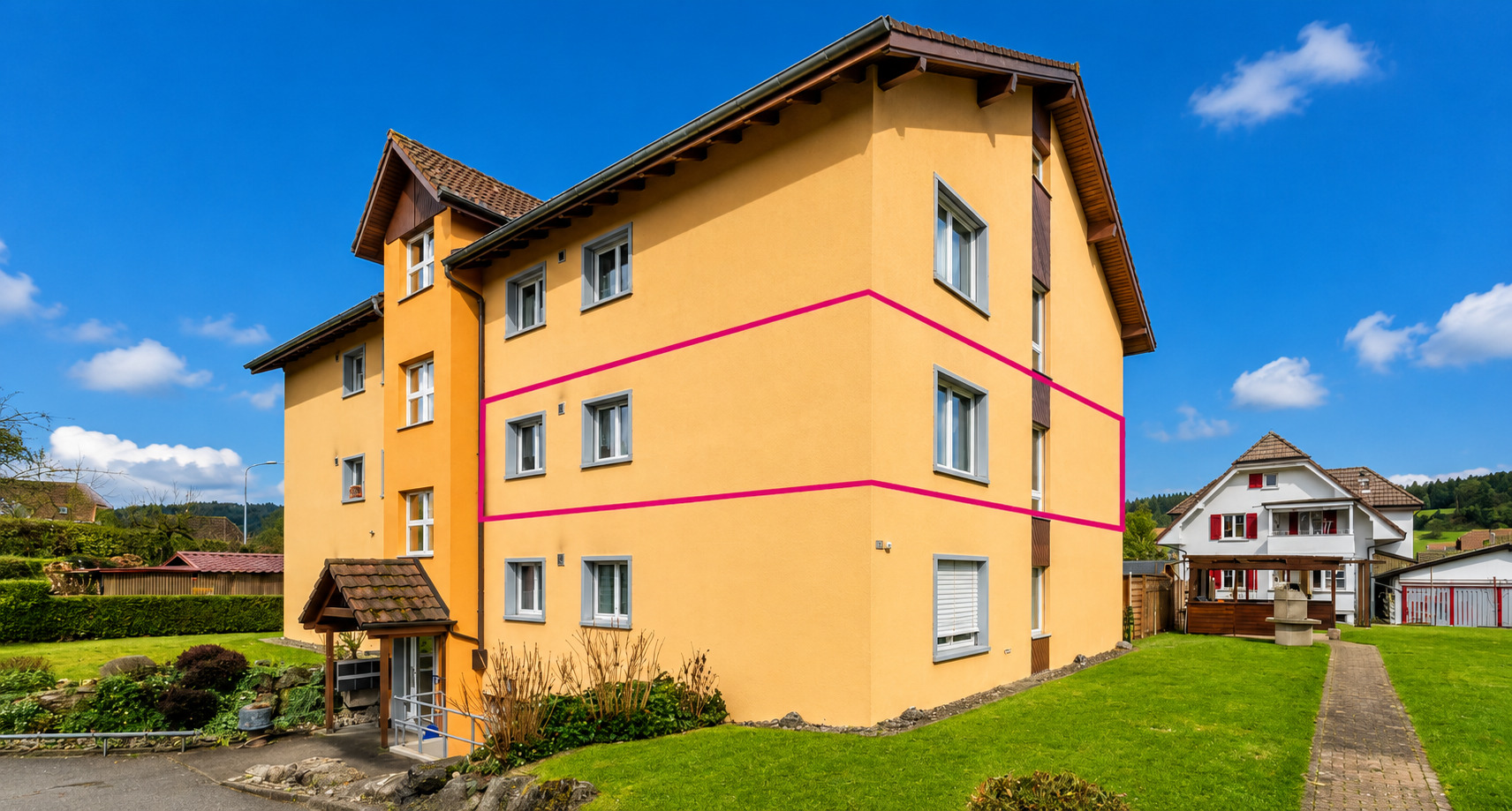 Mehrfamilienhaus mit gelber Fassade