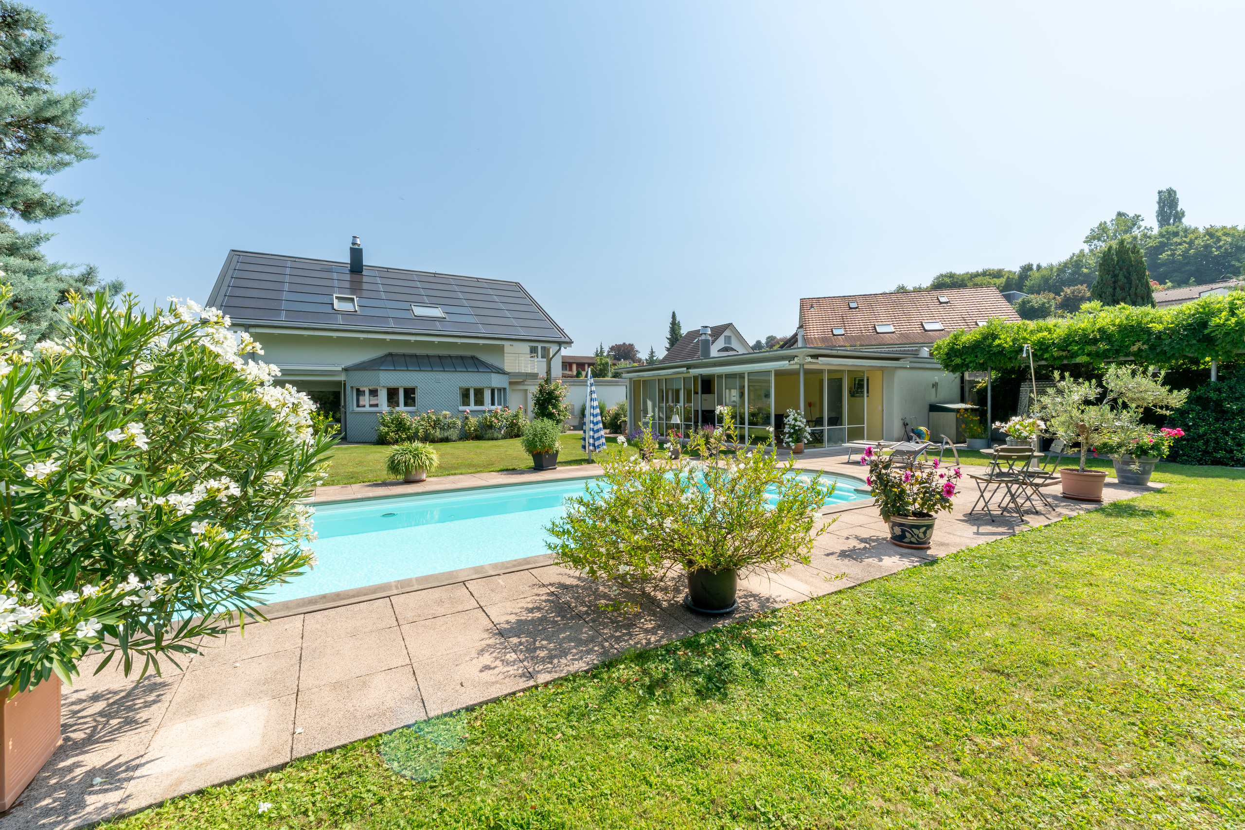 Garten mit Pool und Wohnhäusern