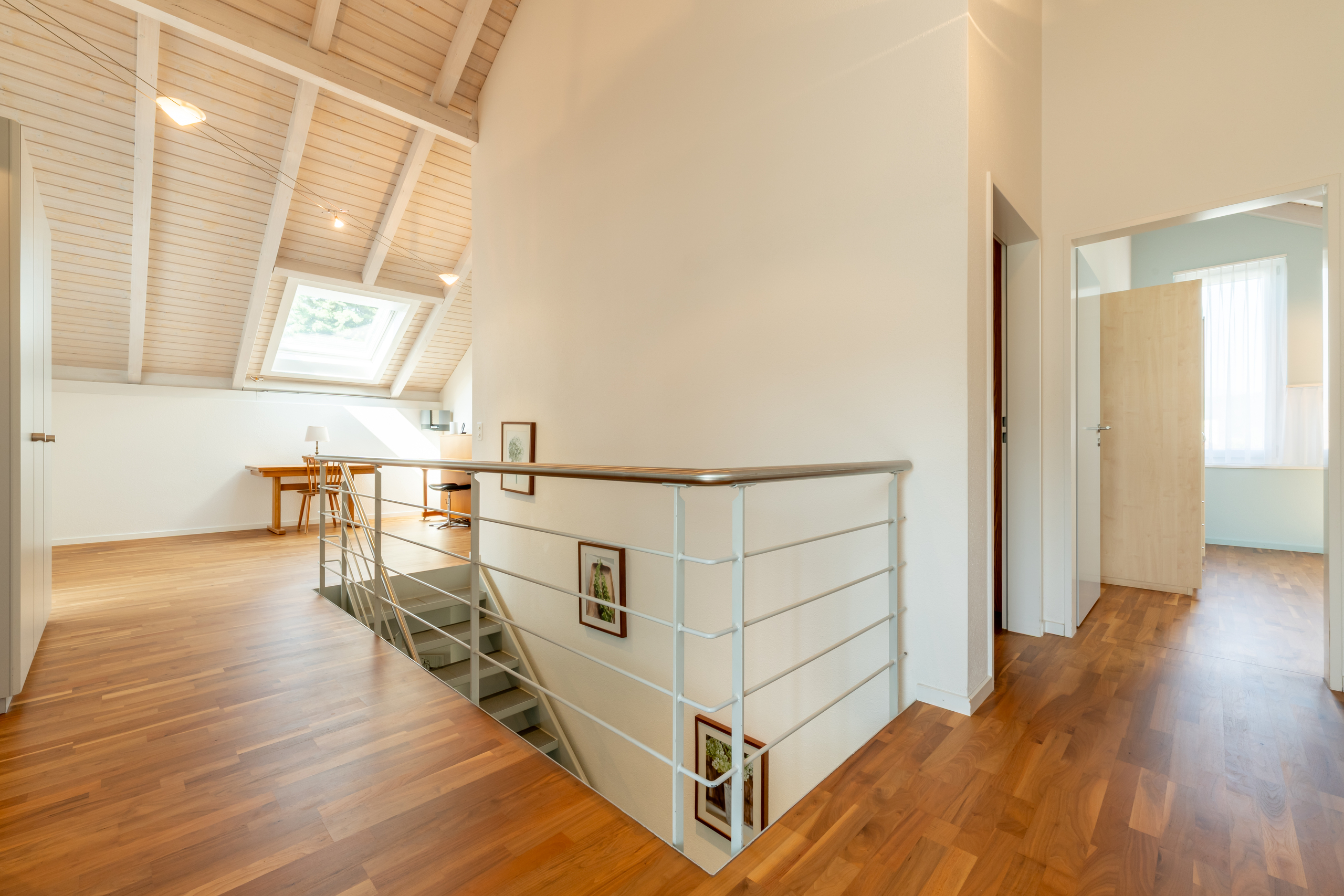 Heller Dachgeschossflur mit Galerie