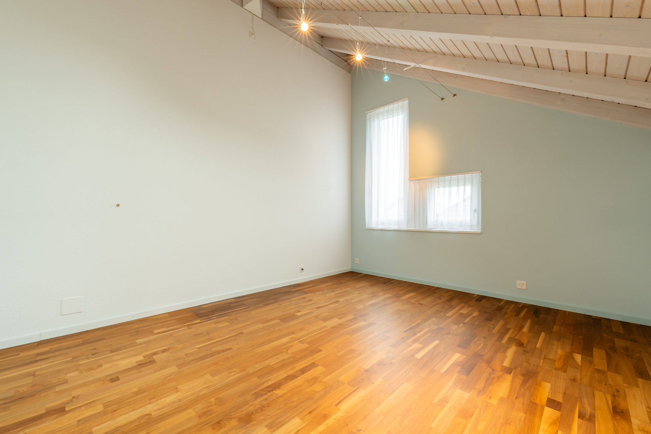 Leerer Dachraum mit Holzfußboden