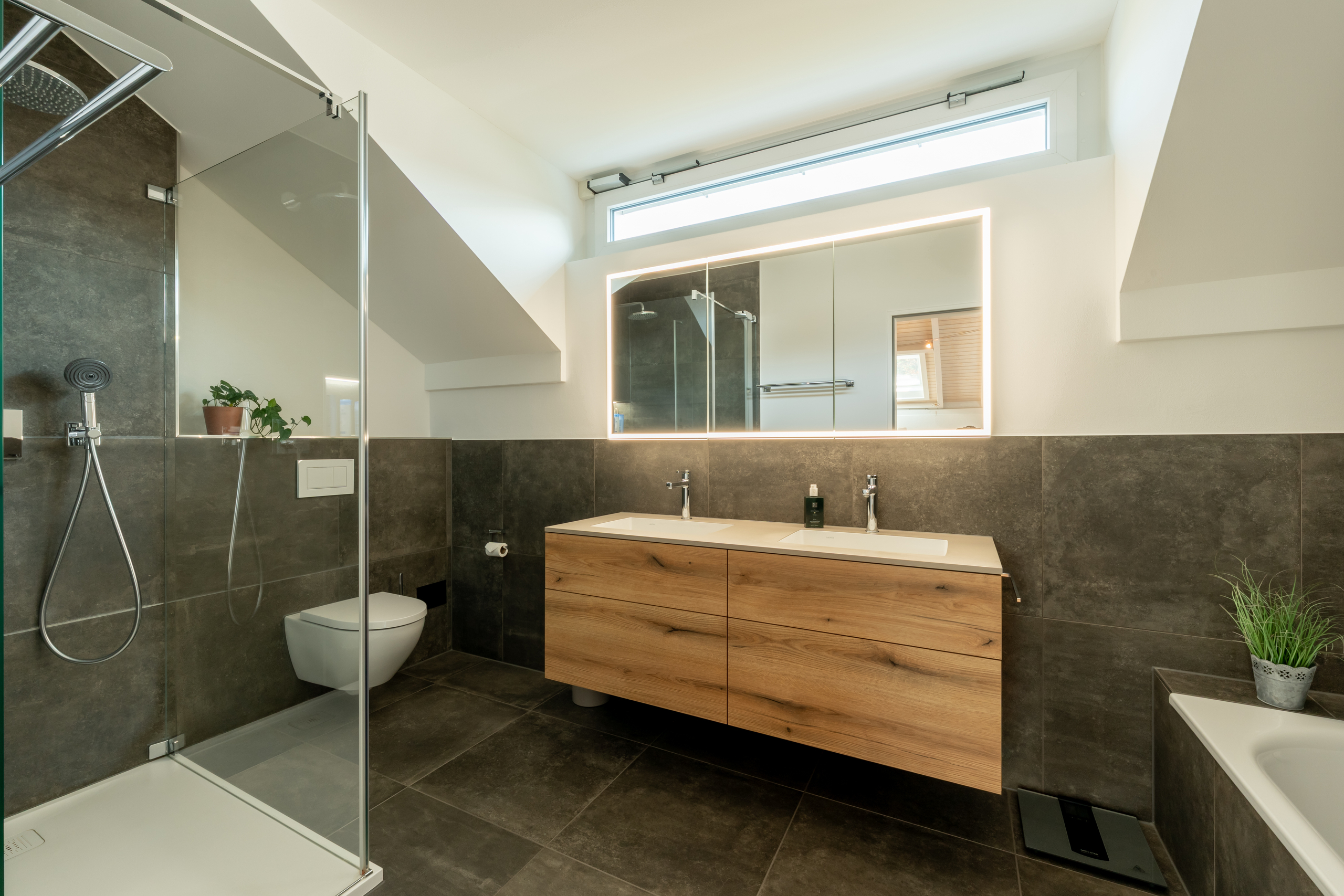 Modernes Badezimmer mit Dachfenster