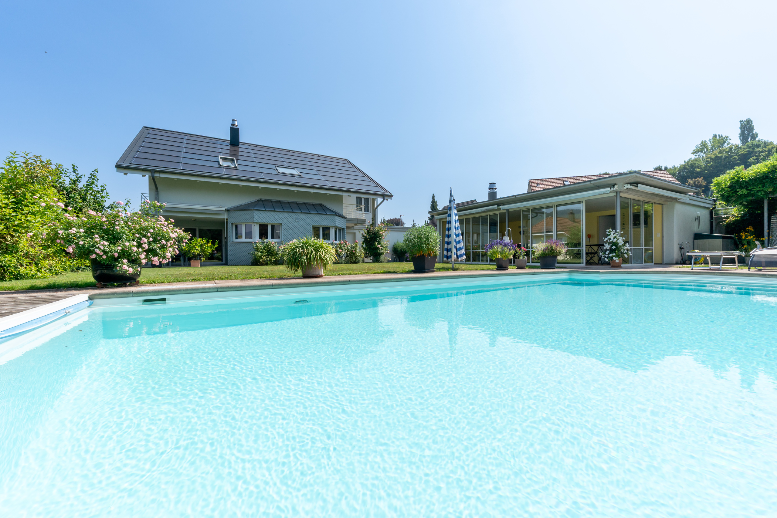 Außenansicht eines Hauses mit Pool und Garten