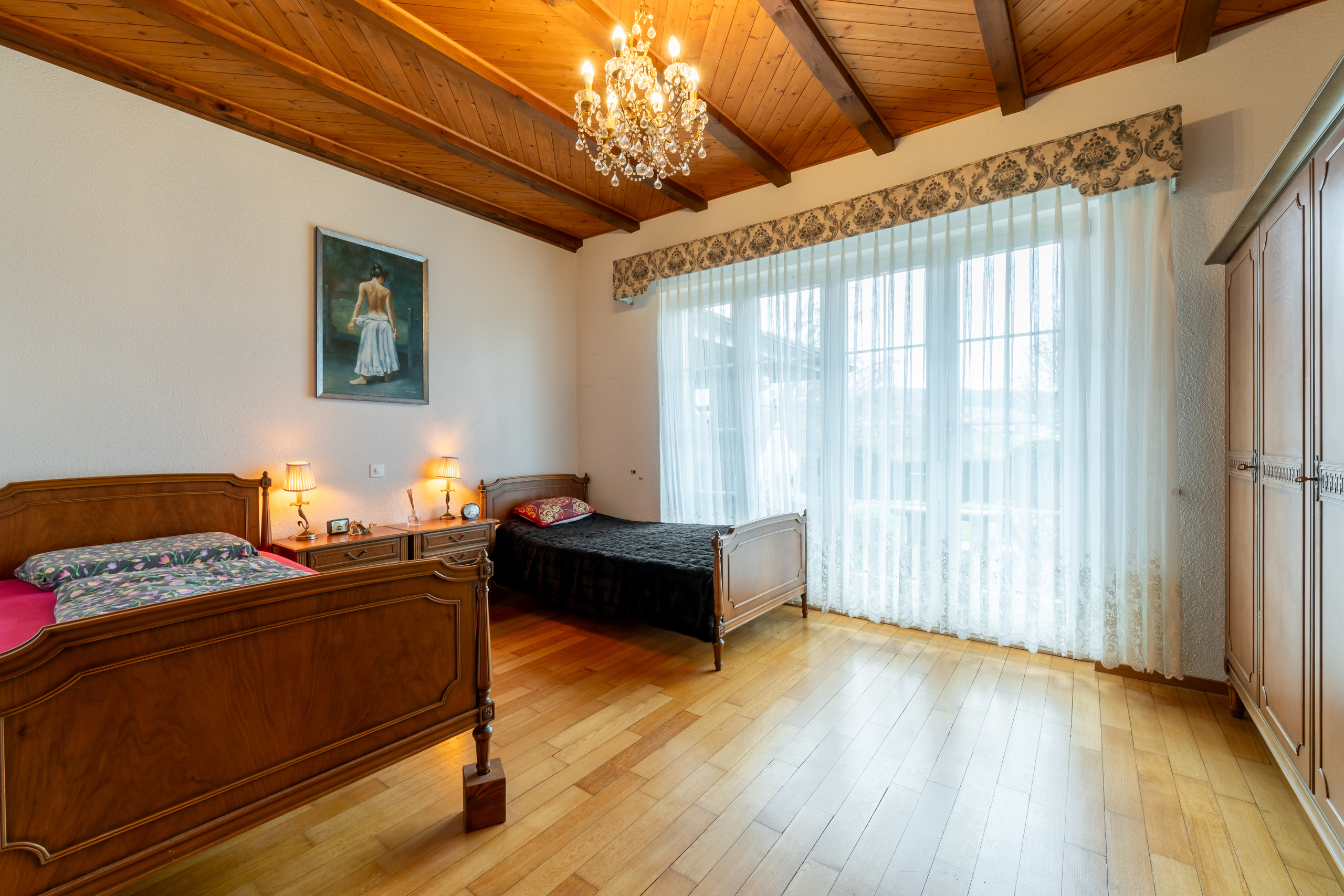 Schlafzimmer mit klassischer Holzmöblierung