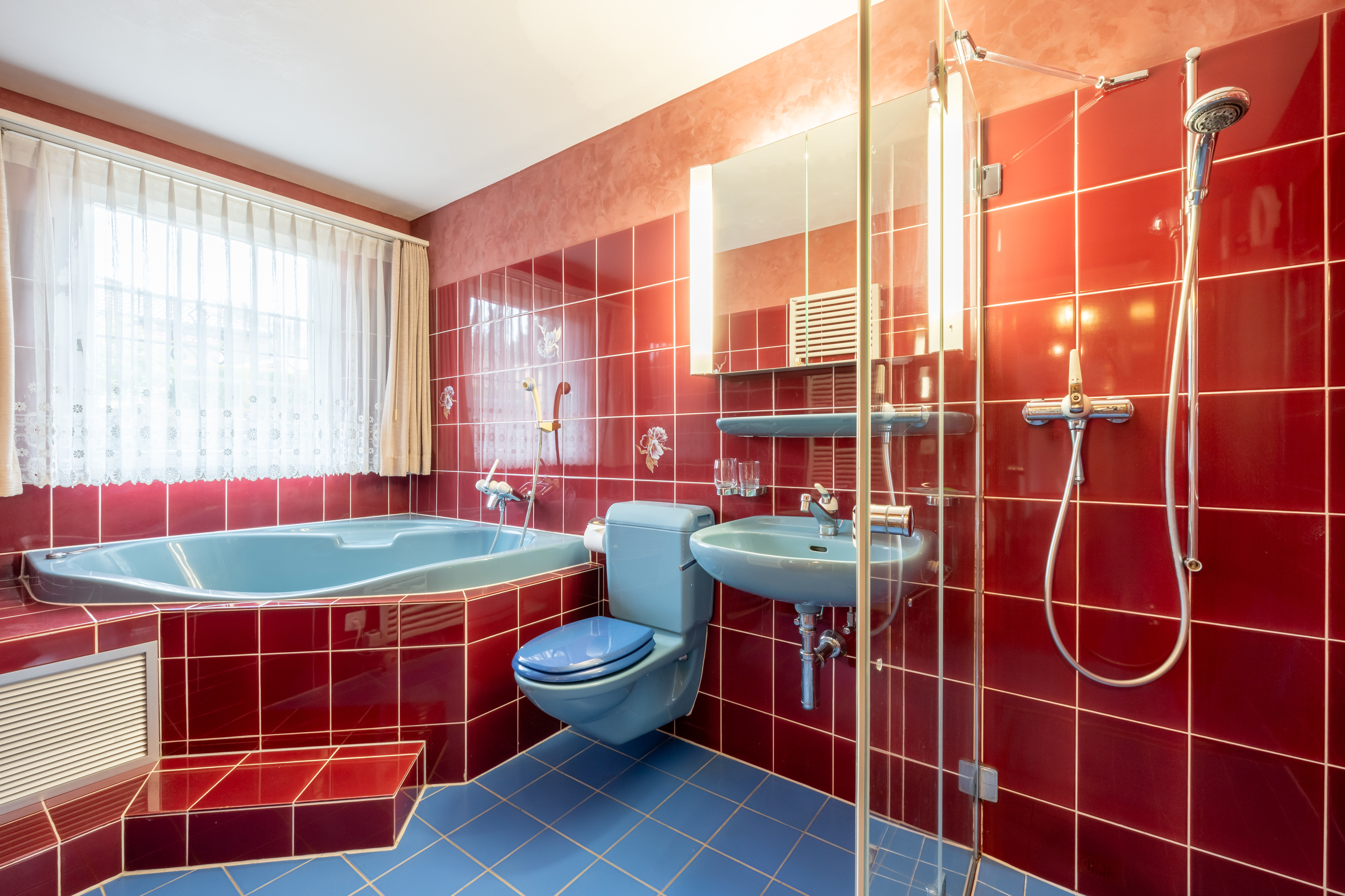 Buntes Badezimmer mit Badewanne und Dusche