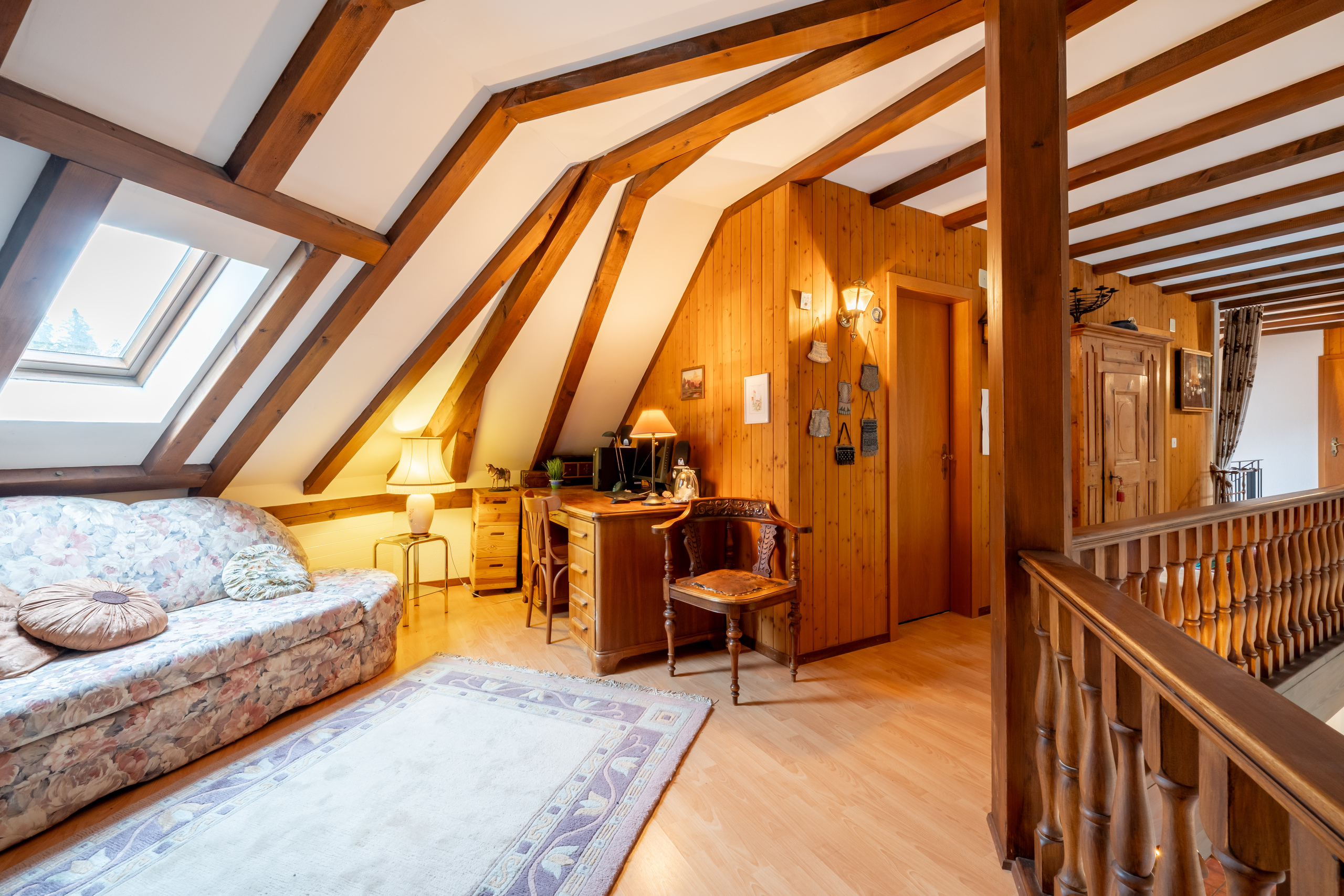 Gemütliches Dachgeschoss mit Holzvertäfelung