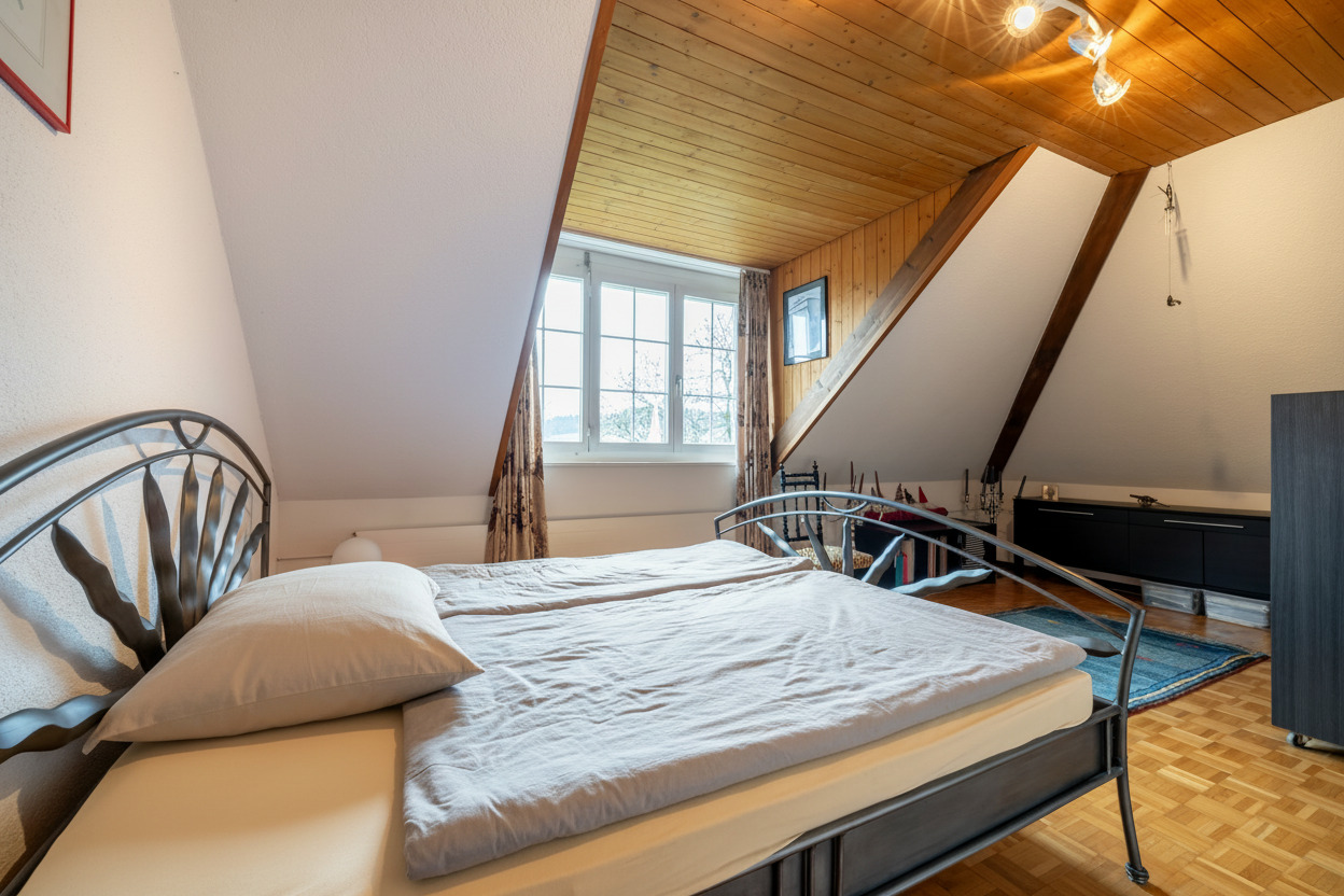 Dachgeschoss-Schlafzimmer mit Holzdecke