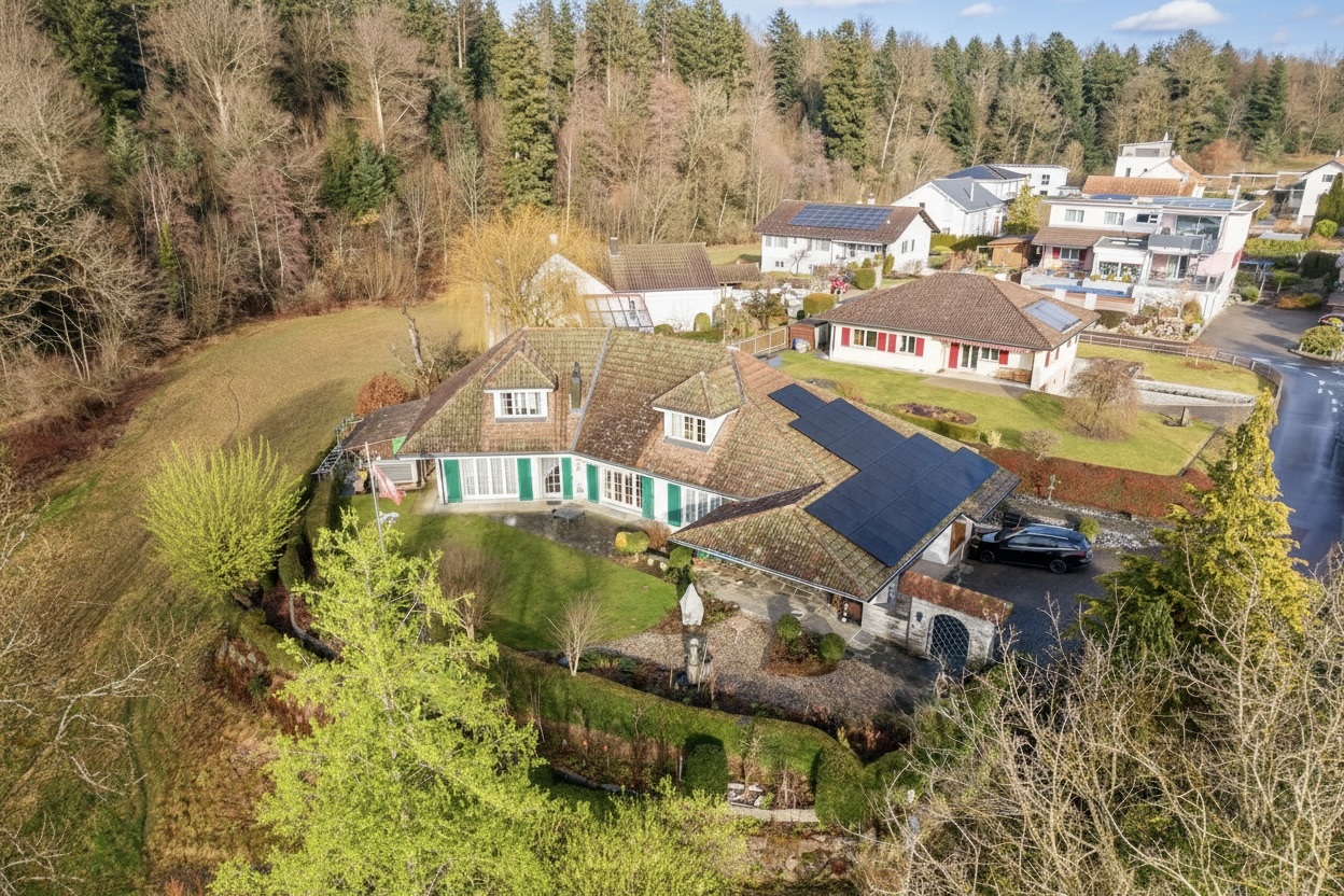 Luftaufnahme eines Wohnhauses mit großem Garten