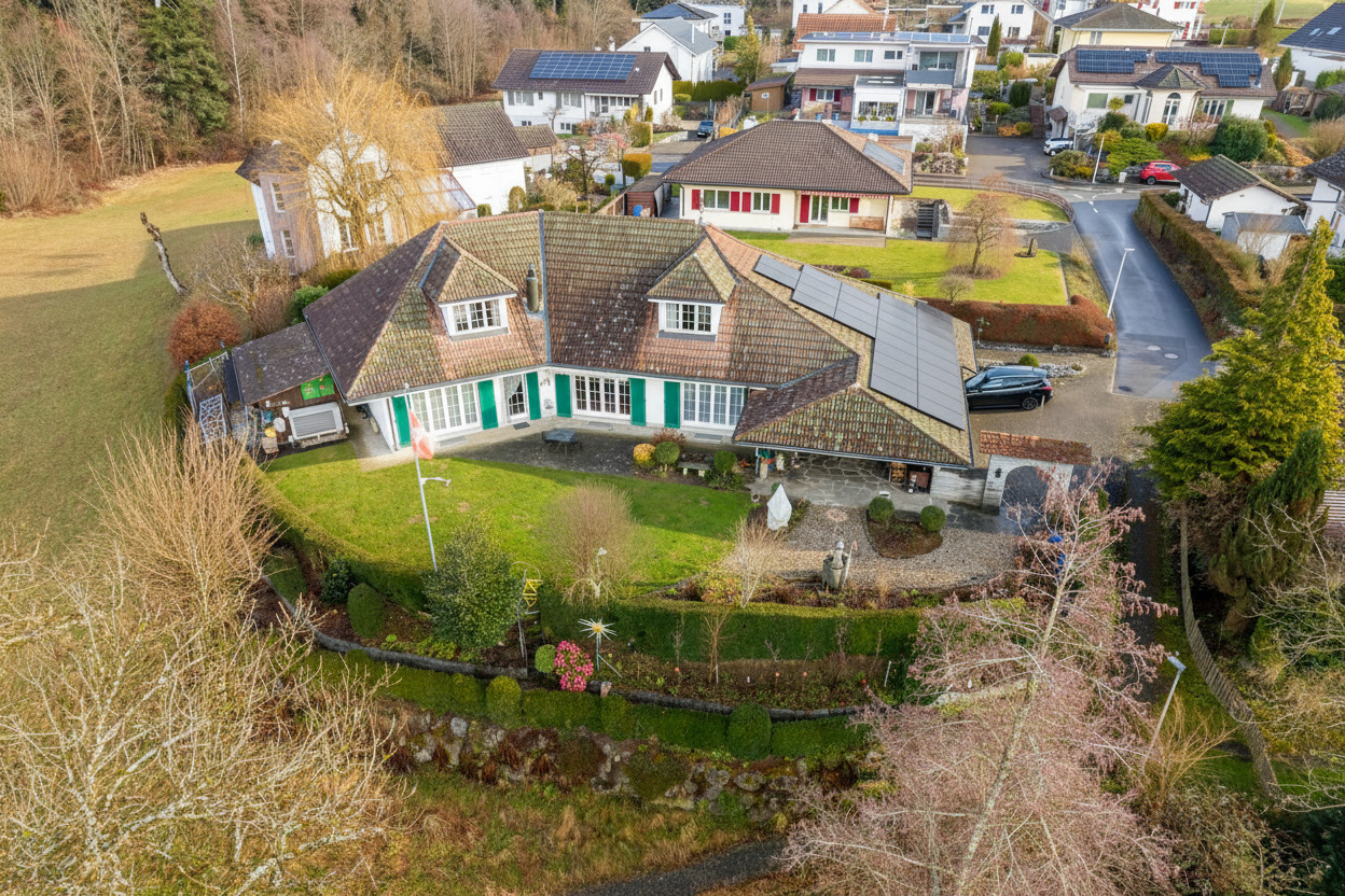 Aerialansicht eines Einfamilienhauses mit großem Garten