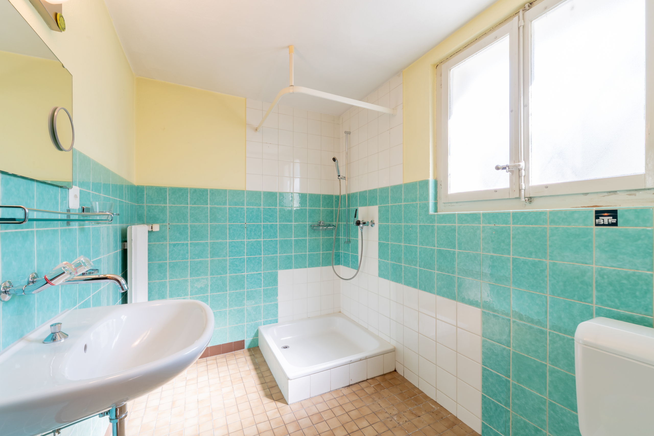 Badezimmer mit Dusche und Waschbecken