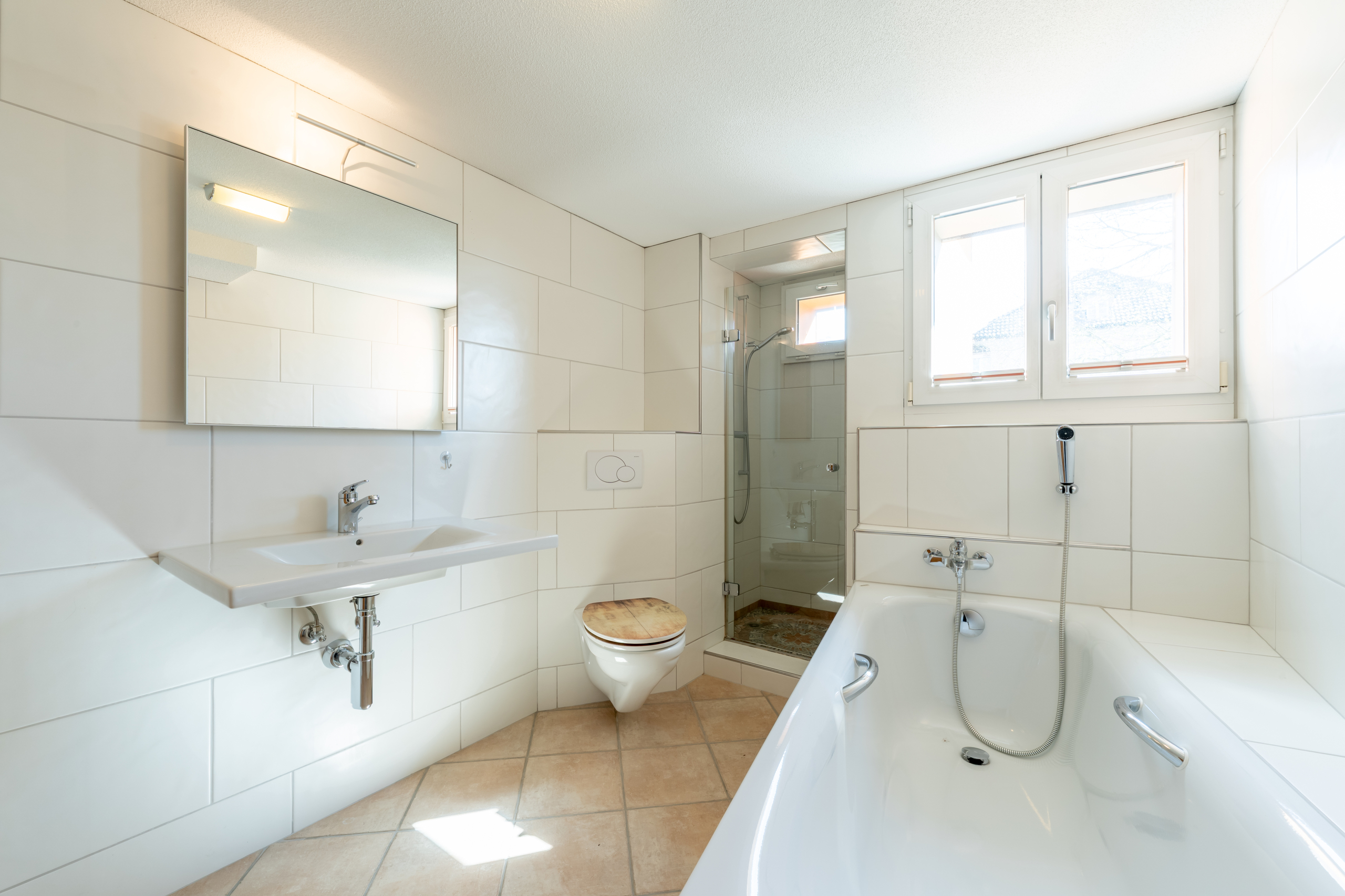 Helles Bad mit Badewanne und Dusche