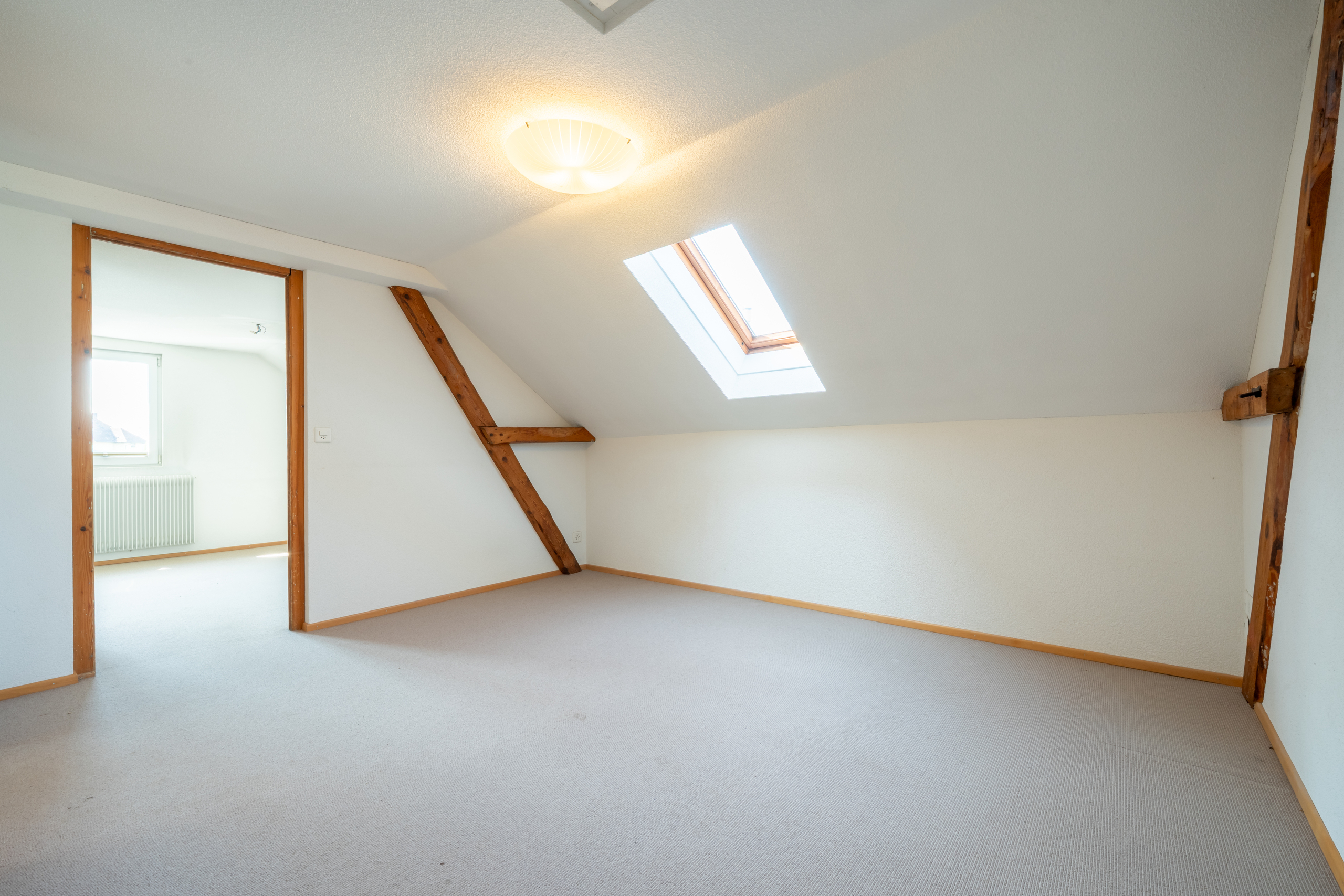 Dachgeschossraum mit Dachfenster
