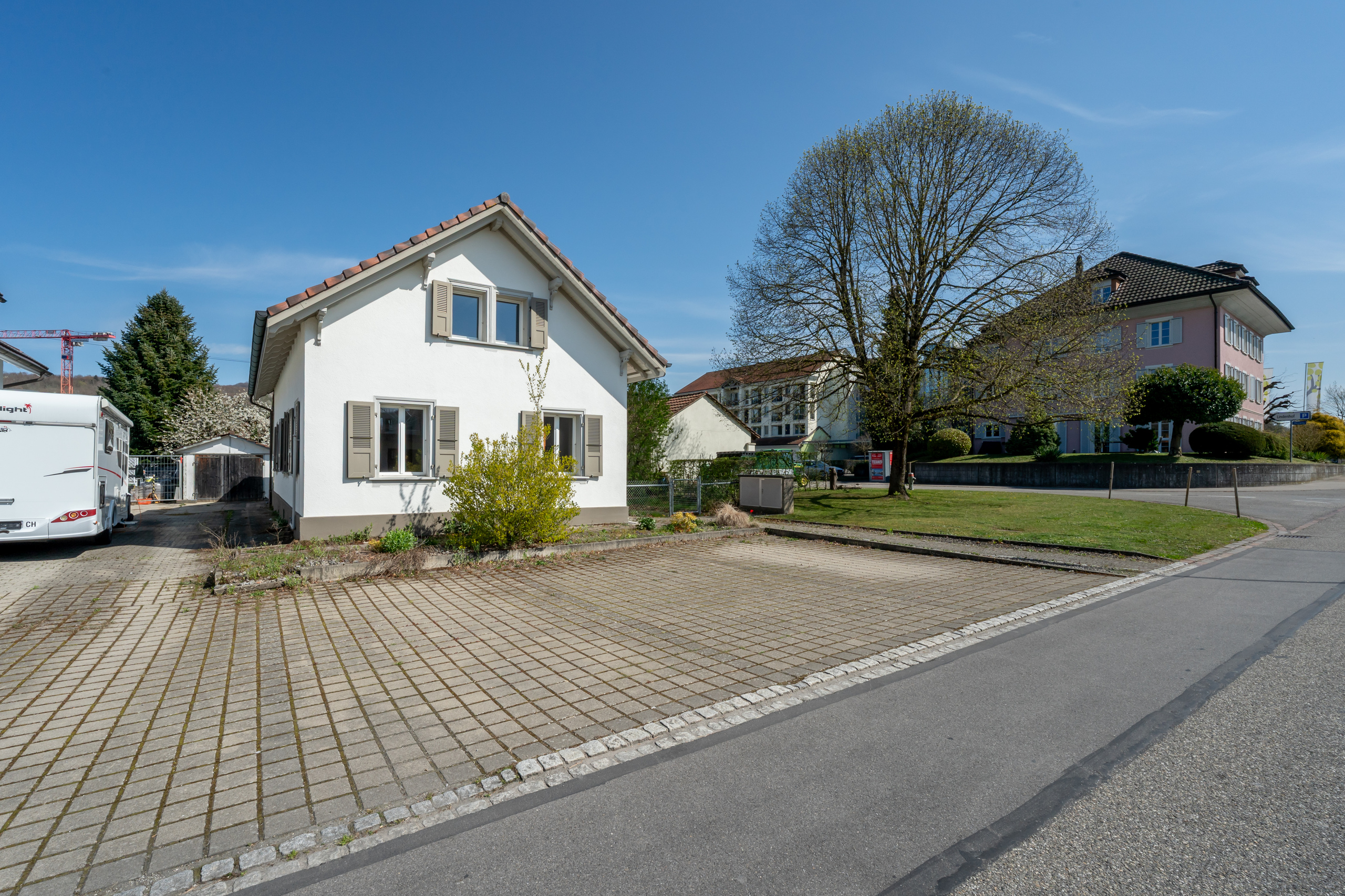 Freistehendes Einfamilienhaus mit Vorgarten