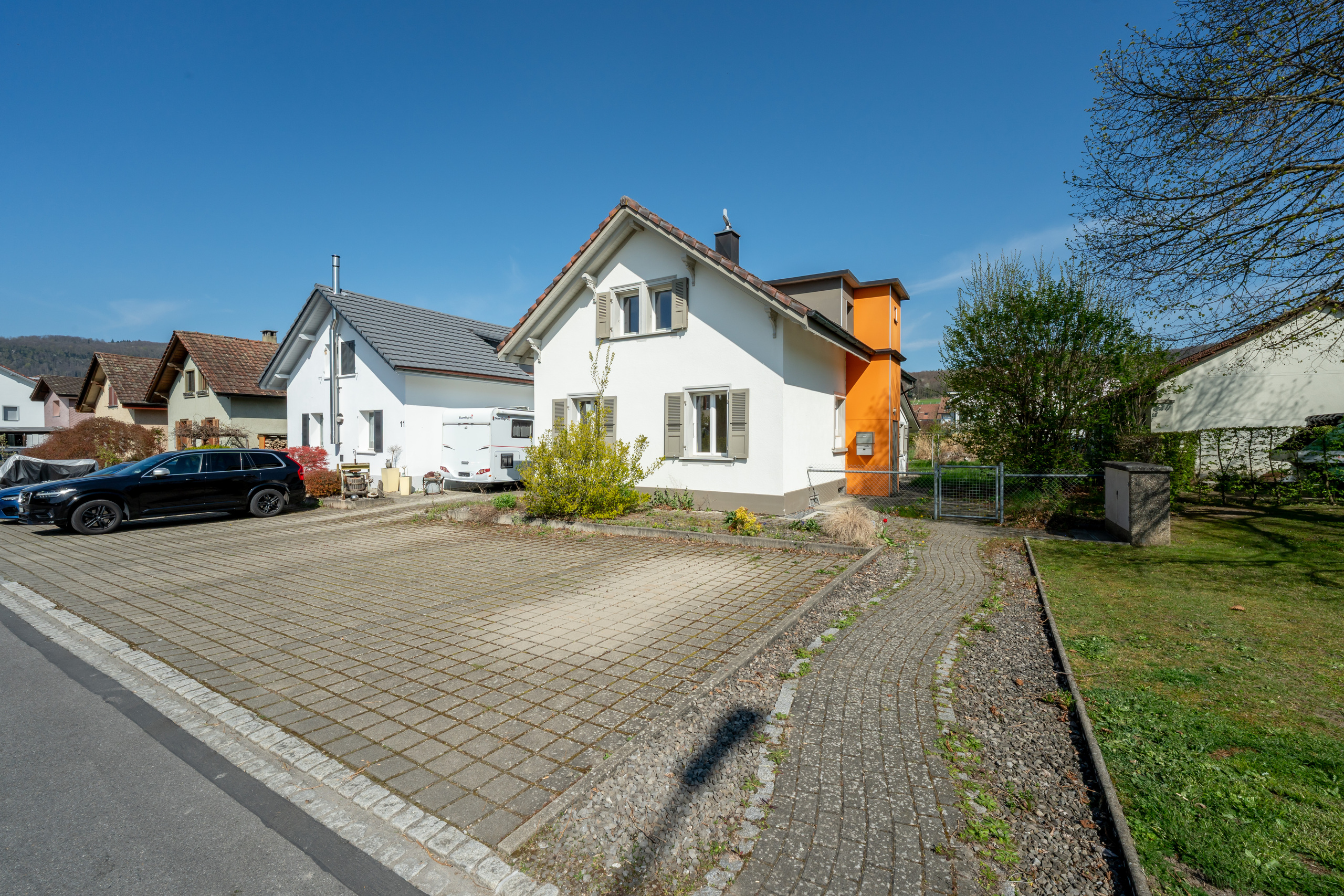 Einfamilienhaus mit gepflegtem Vorgarten und Einfahrt