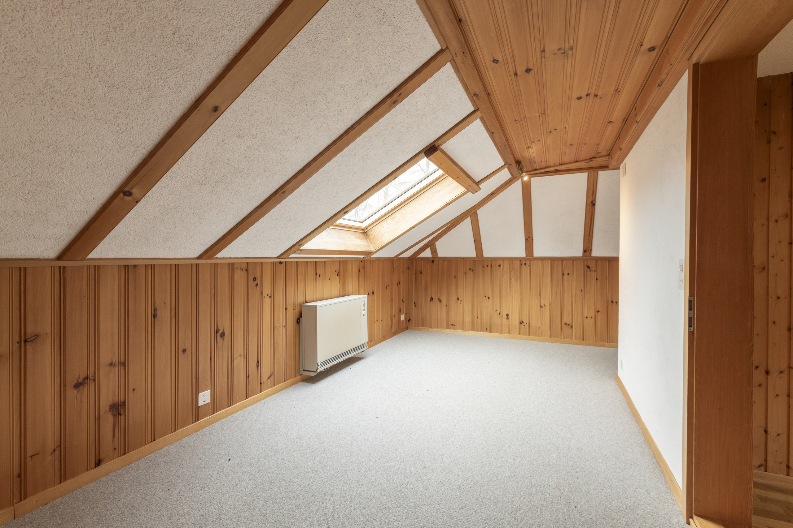 Dachgeschosszimmer mit Holzverkleidung