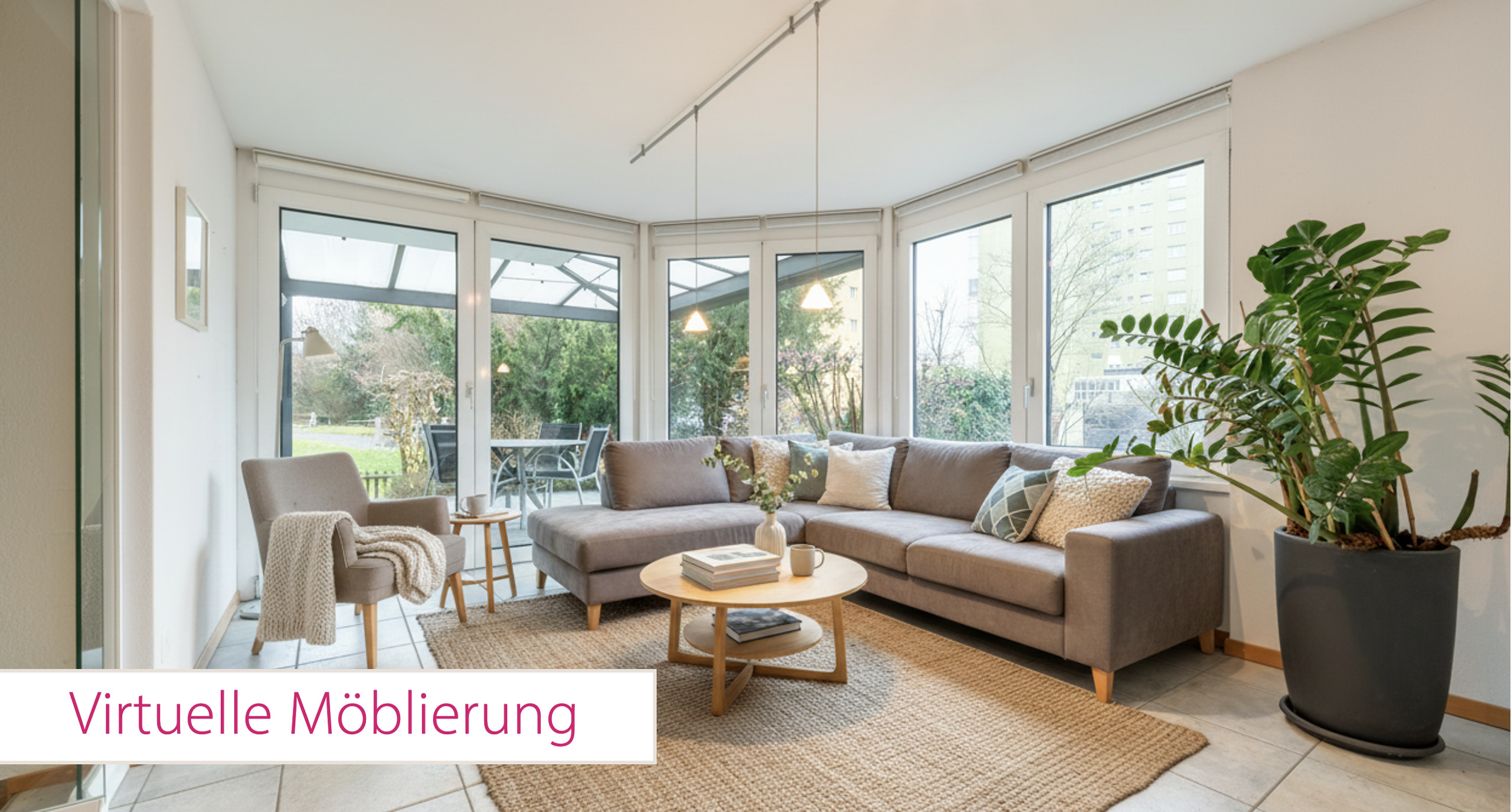 Heller Wohnraum mit großer Fensterfront
