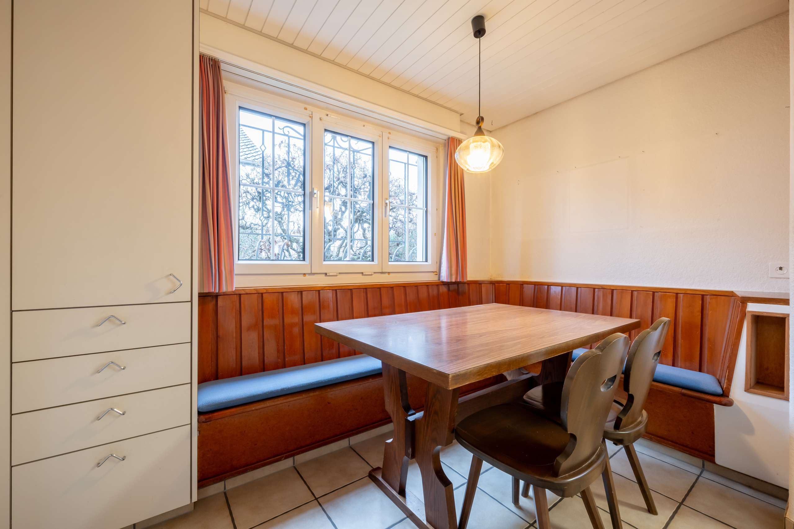 Gemütliche Essecke mit Fensterbank
