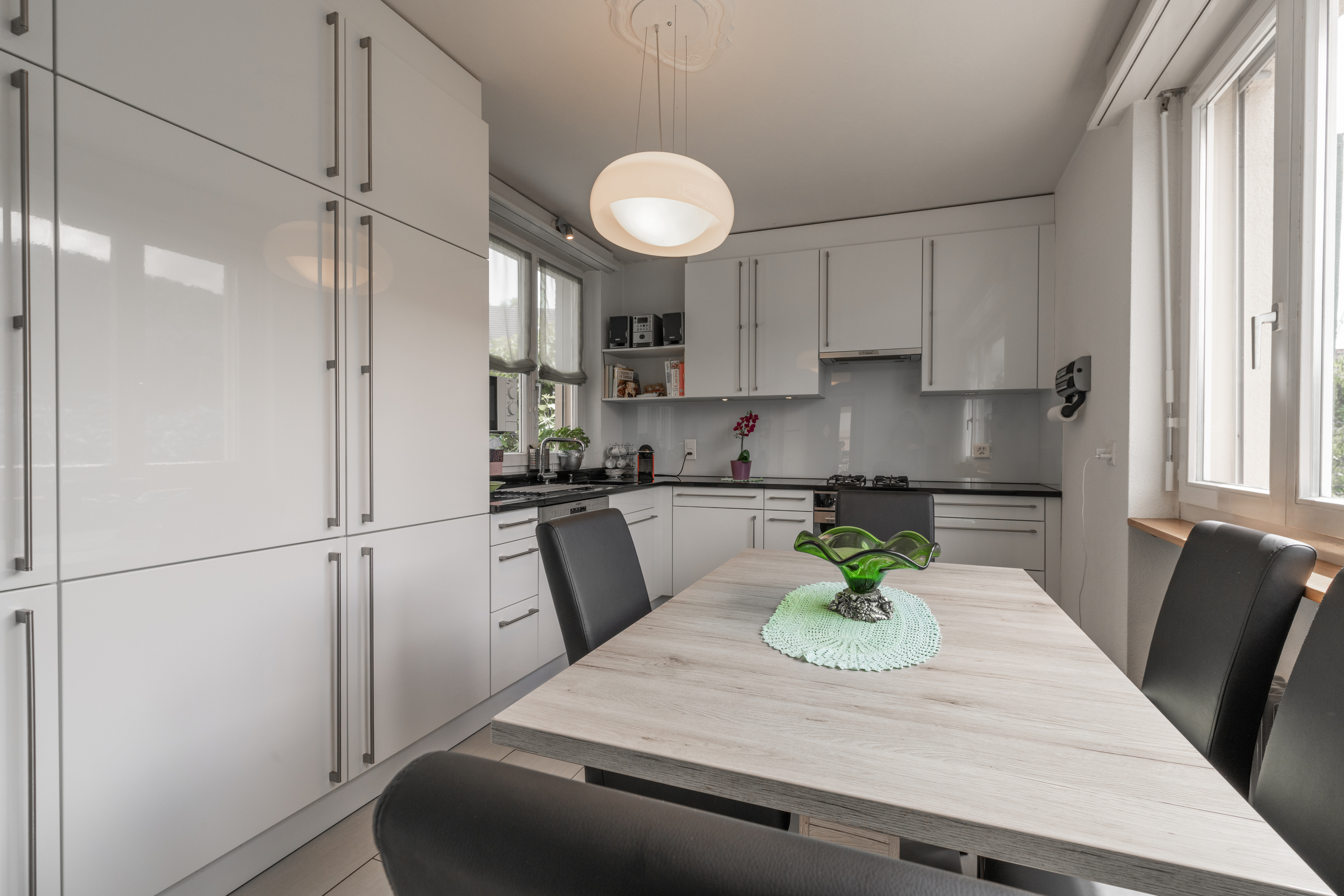 Moderne Wohnküche mit Essplatz