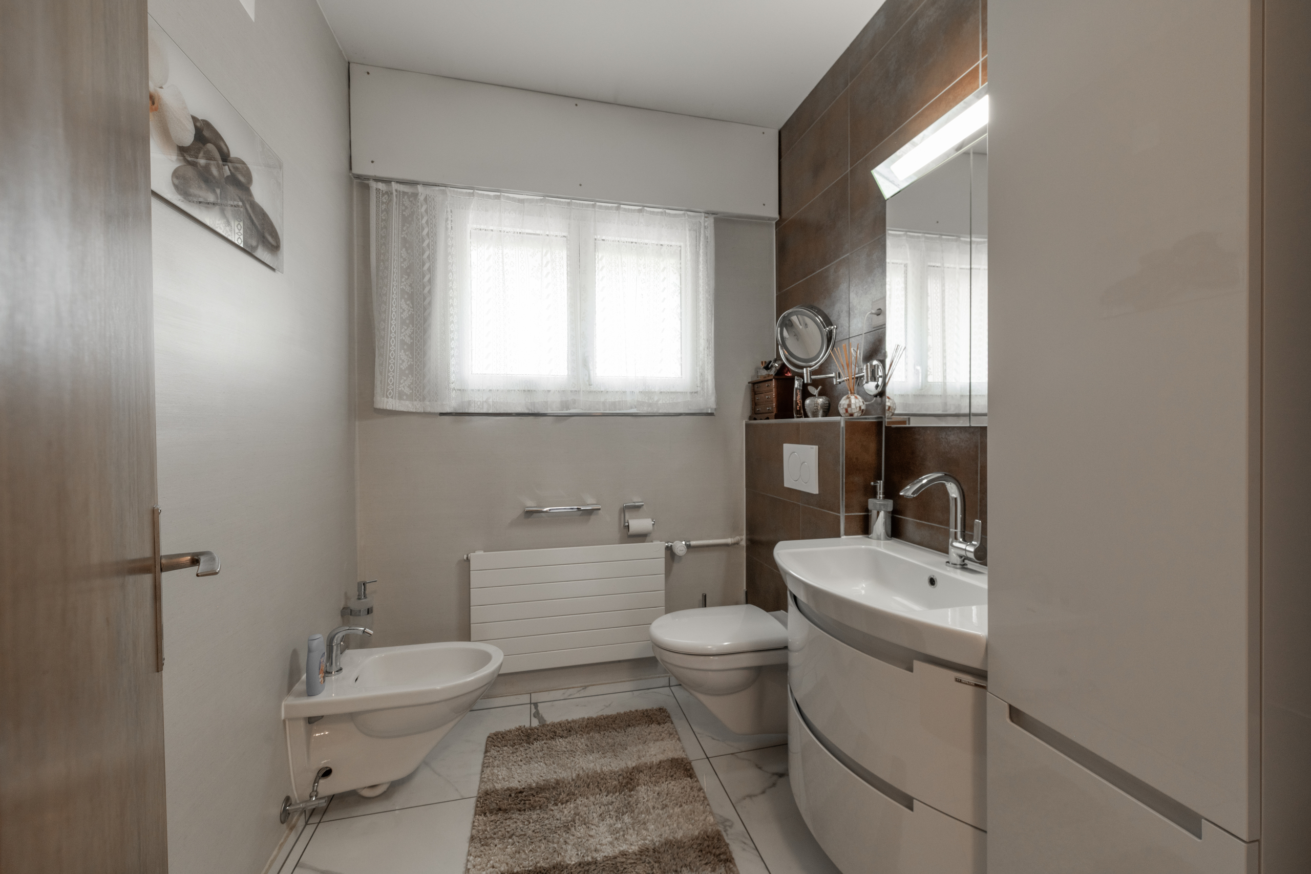 Kompaktes Badezimmer mit Tageslicht
