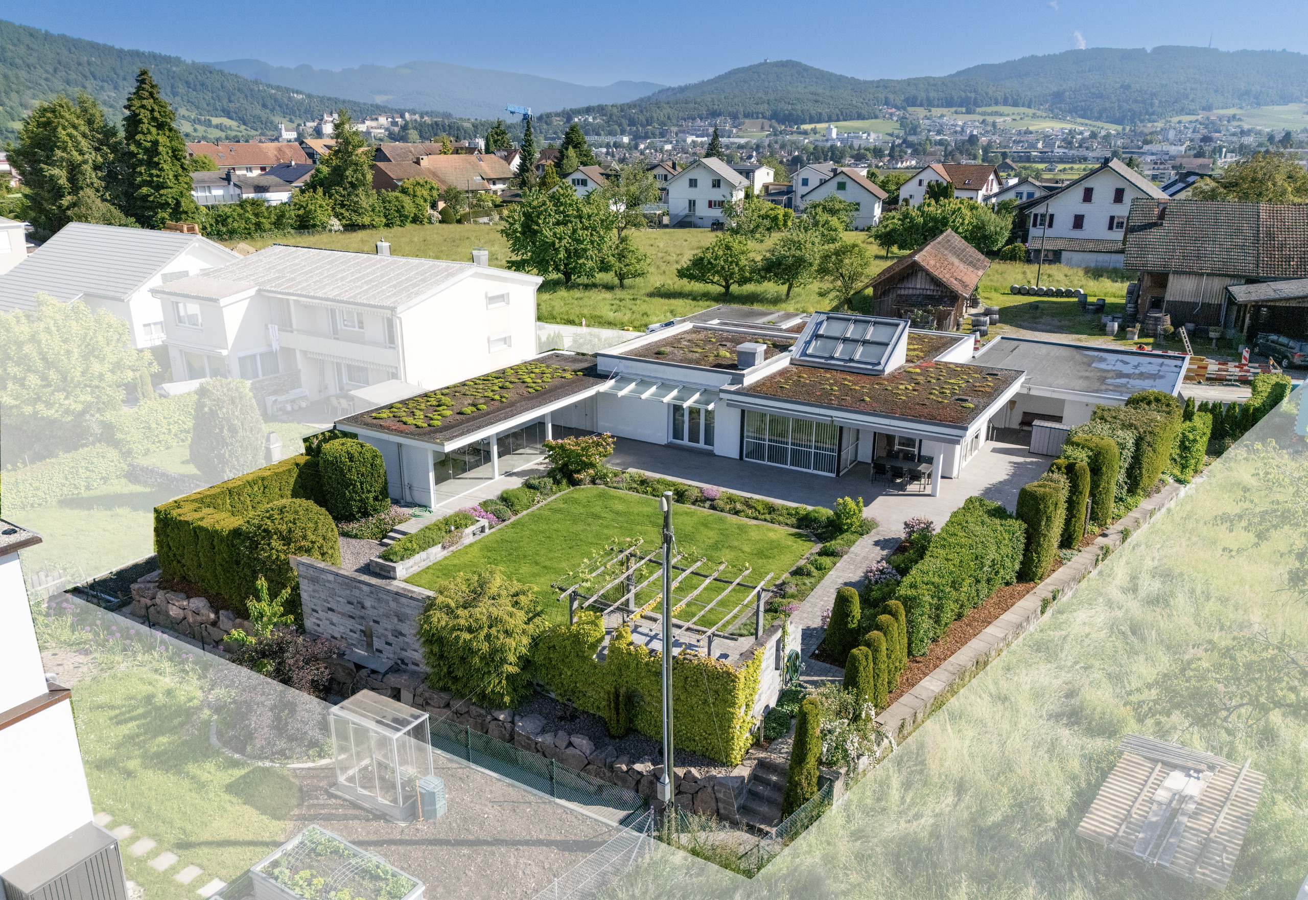 Moderne Wohnimmobilie mit extensiv begrüntem Flachdach und gepflegtem Garten