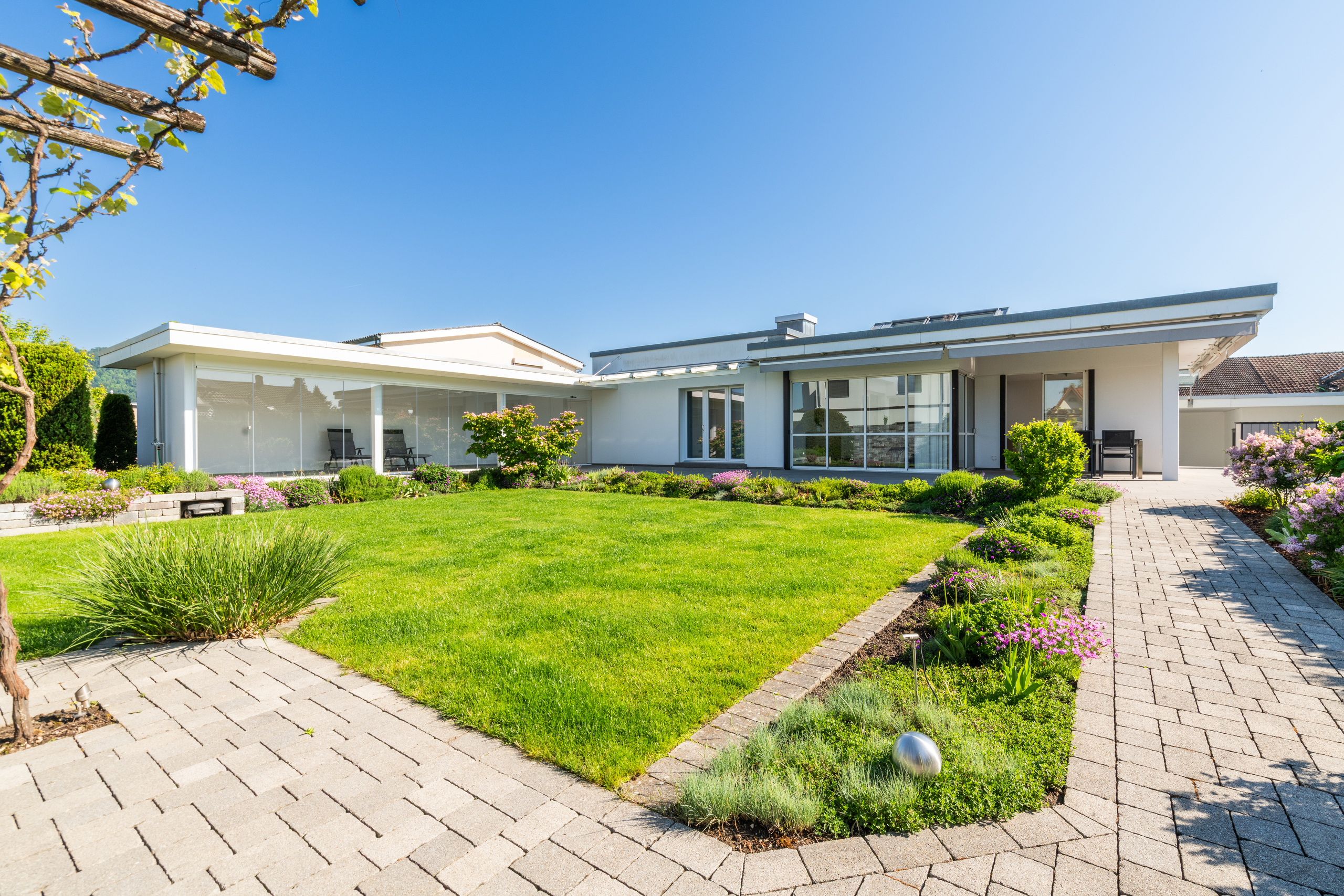 Modernes Einfamilienhaus mit gepflegtem Garten