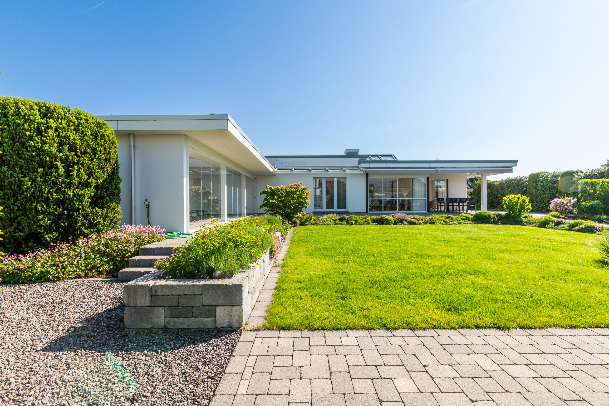 Moderne Gartenansicht eines eingeschossigen Hauses