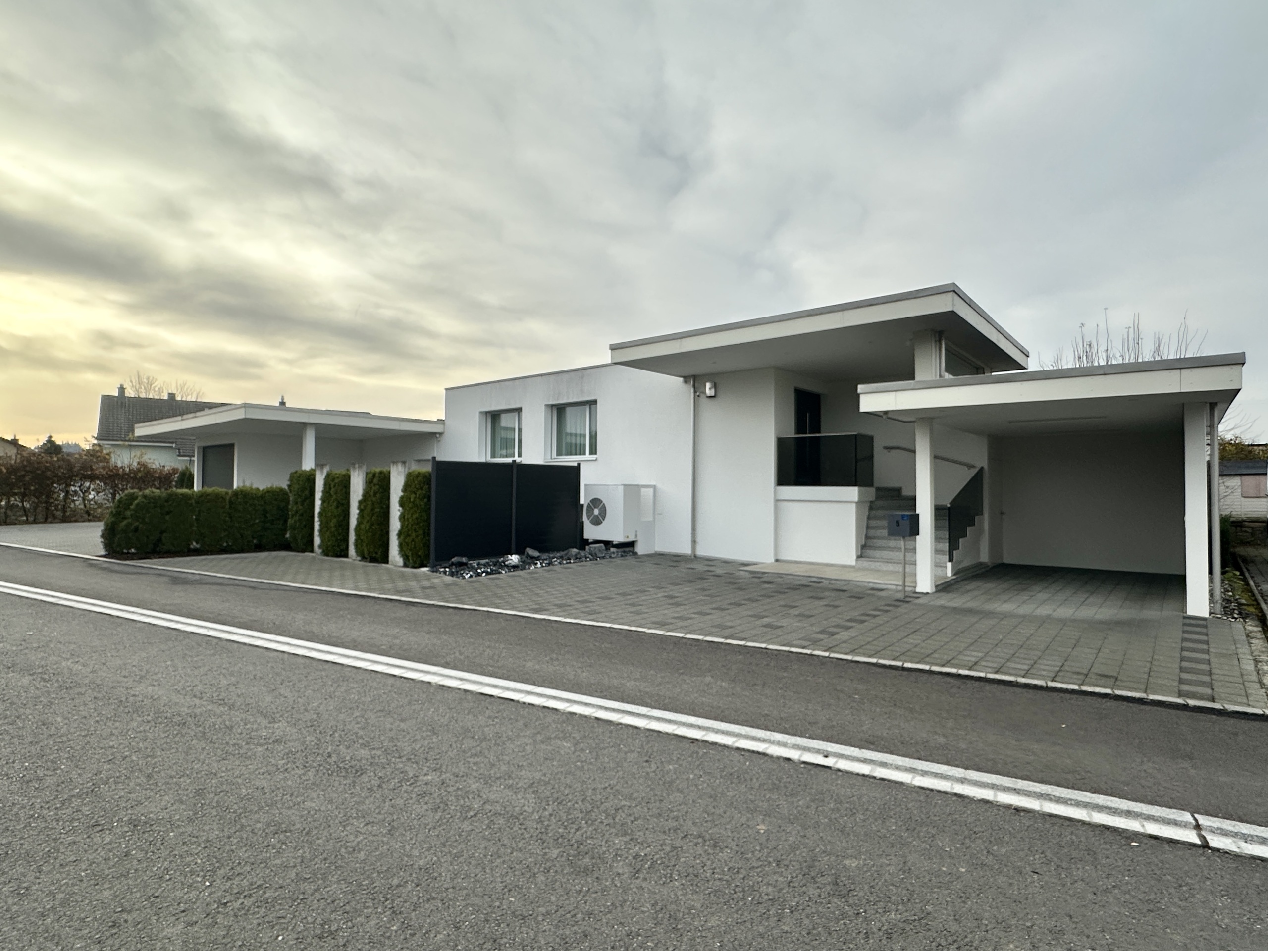 Moderne Flachdach-Immobilie mit Carport und Zufahrt