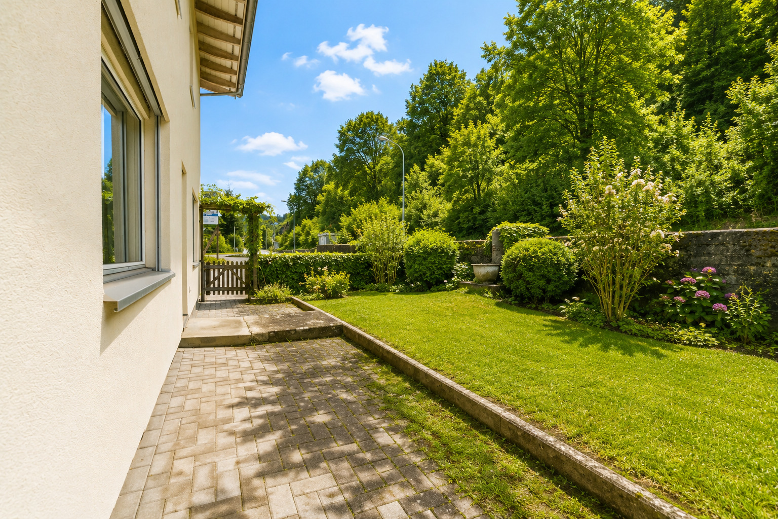 Haus mit Garten und Terrasse