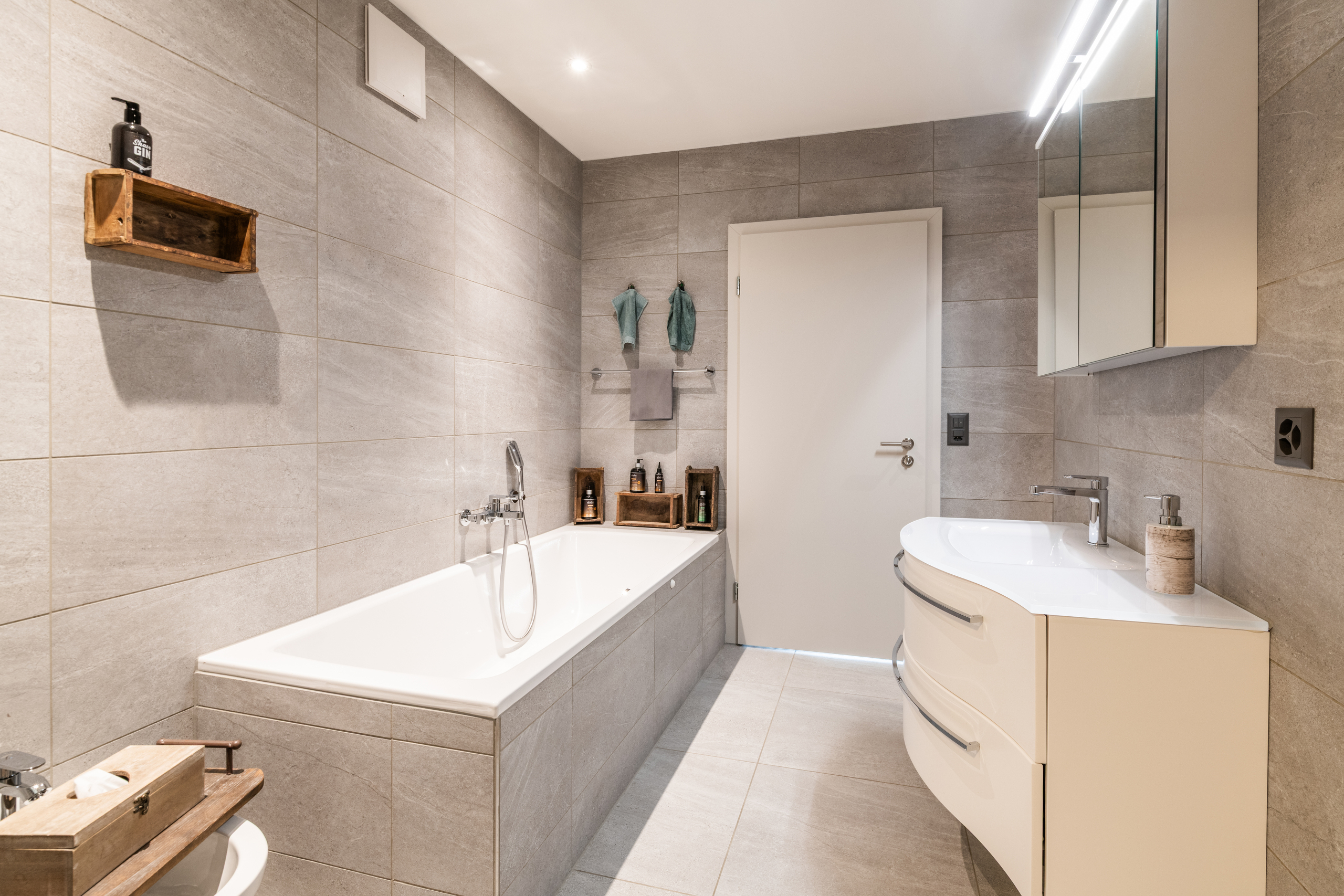 Modernes Badezimmer mit Badewanne und Waschtisch