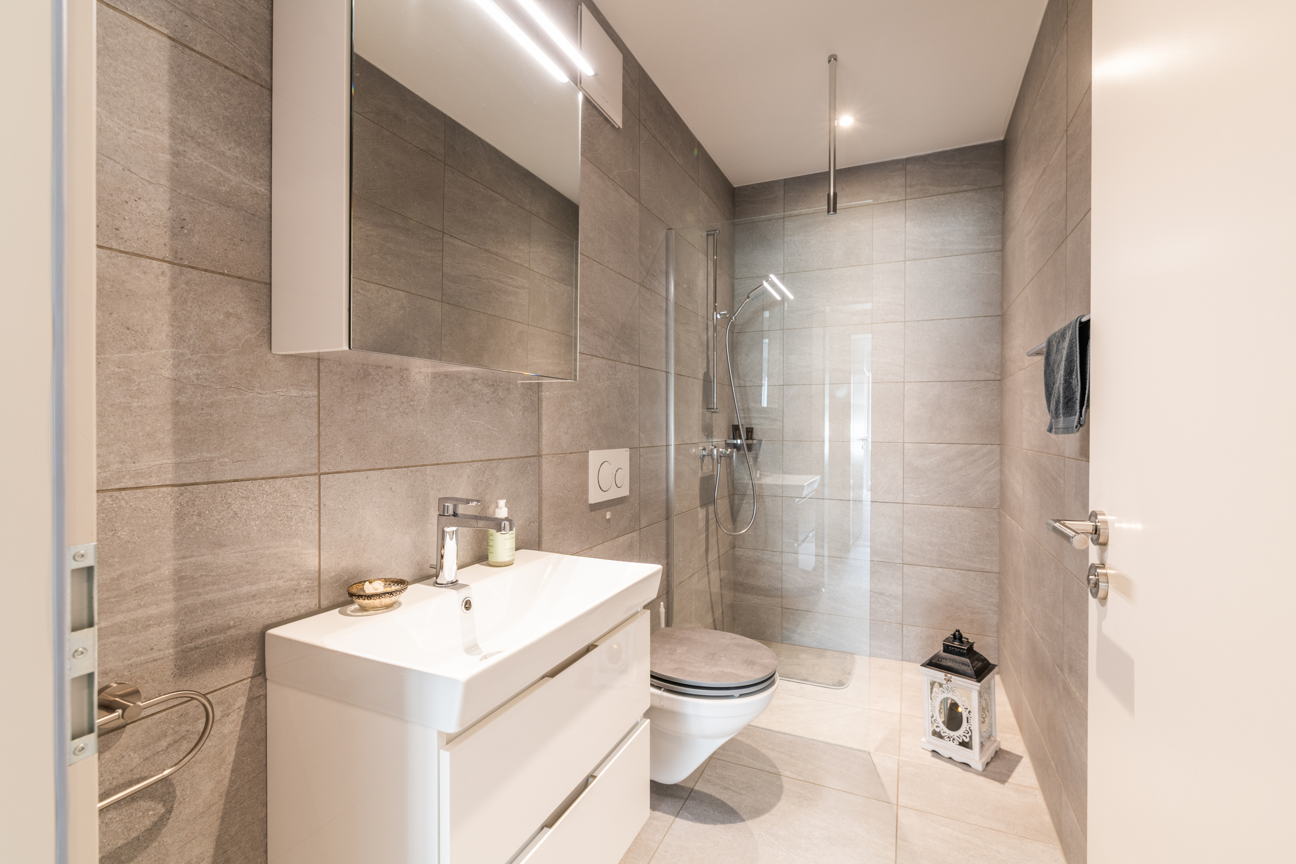 Modernes Bad mit Dusche und WC