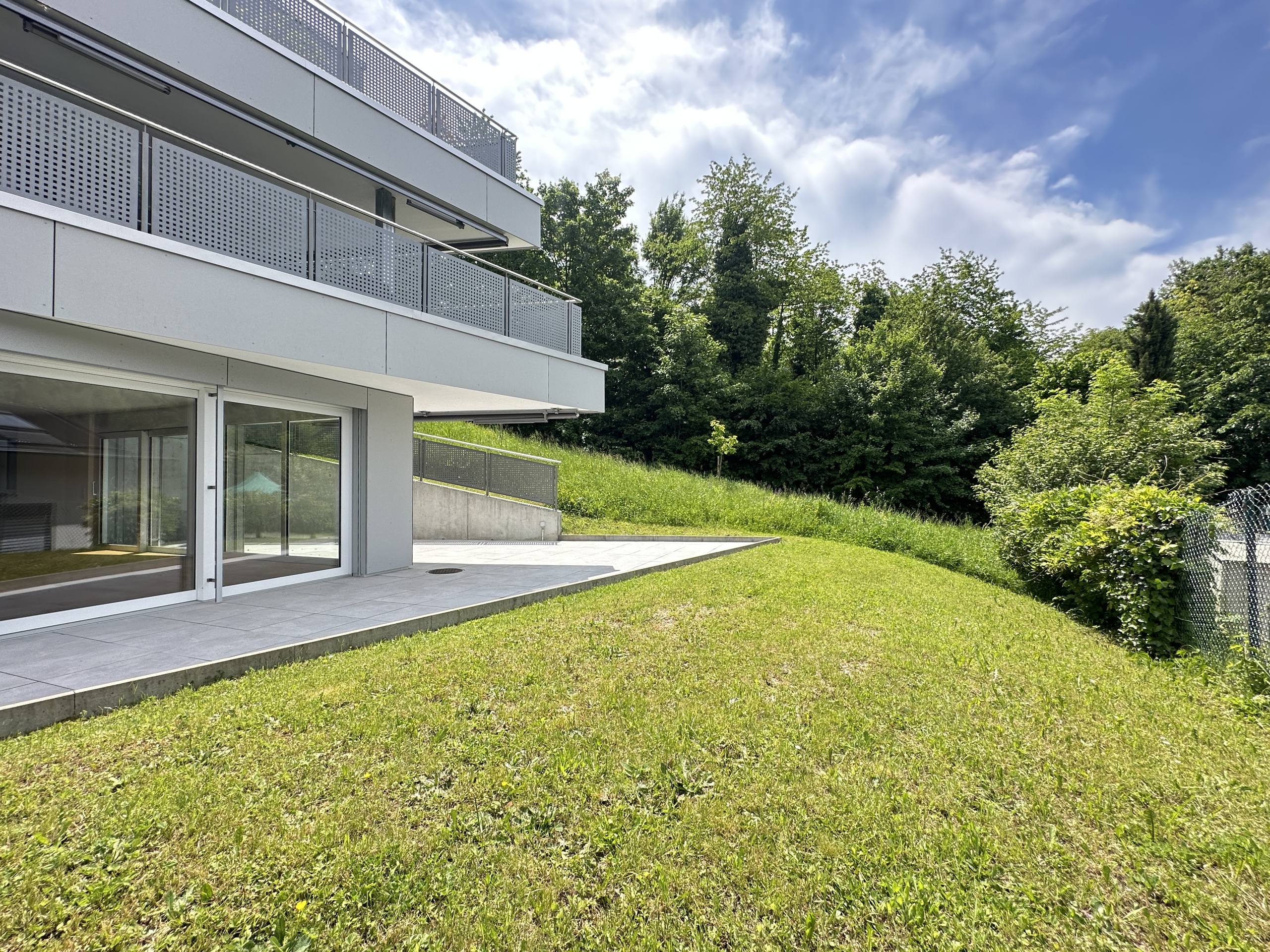 Moderne Außenansicht mit Garten