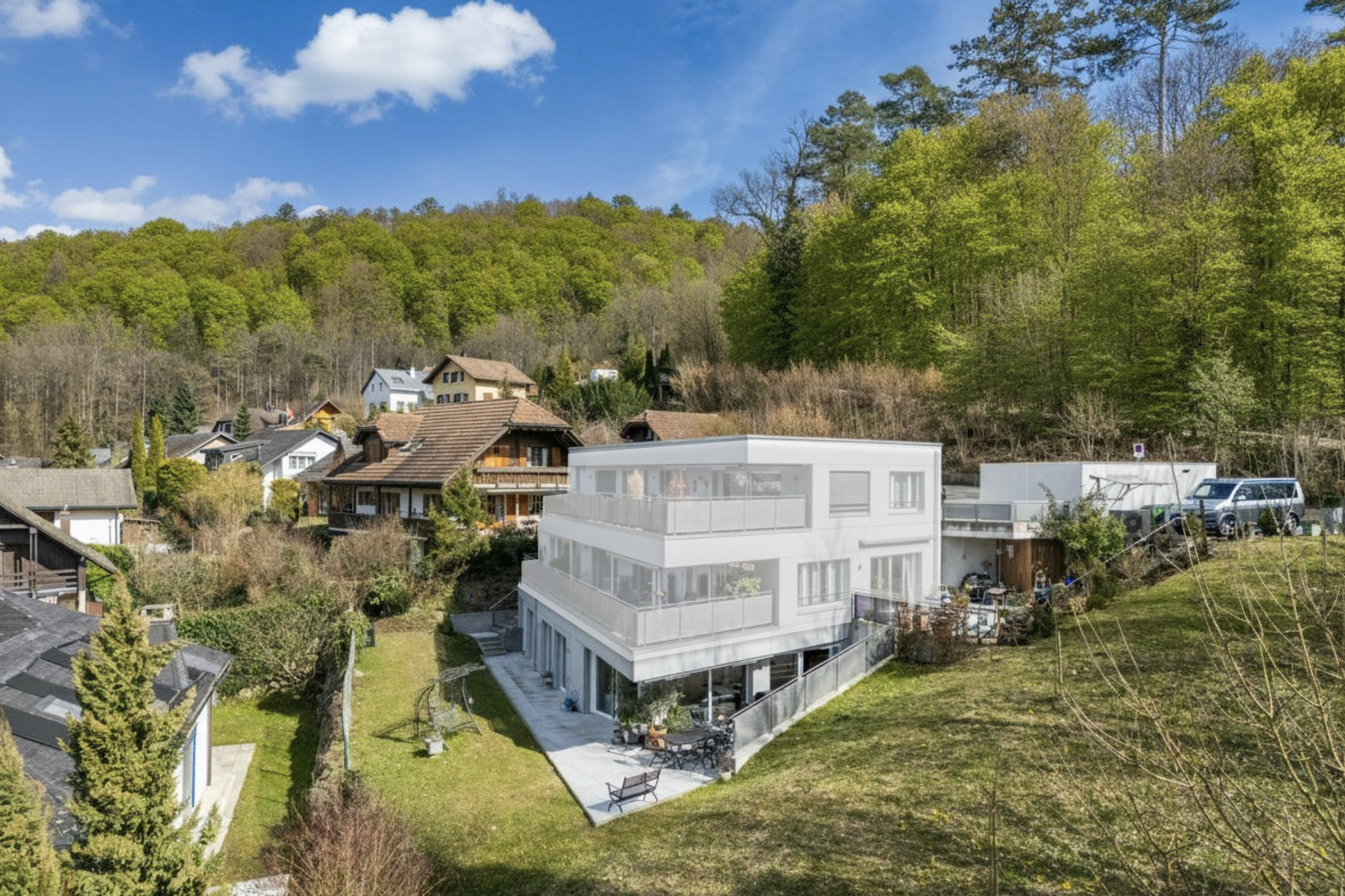 Moderne Wohnanlage am Hang mit Garten
