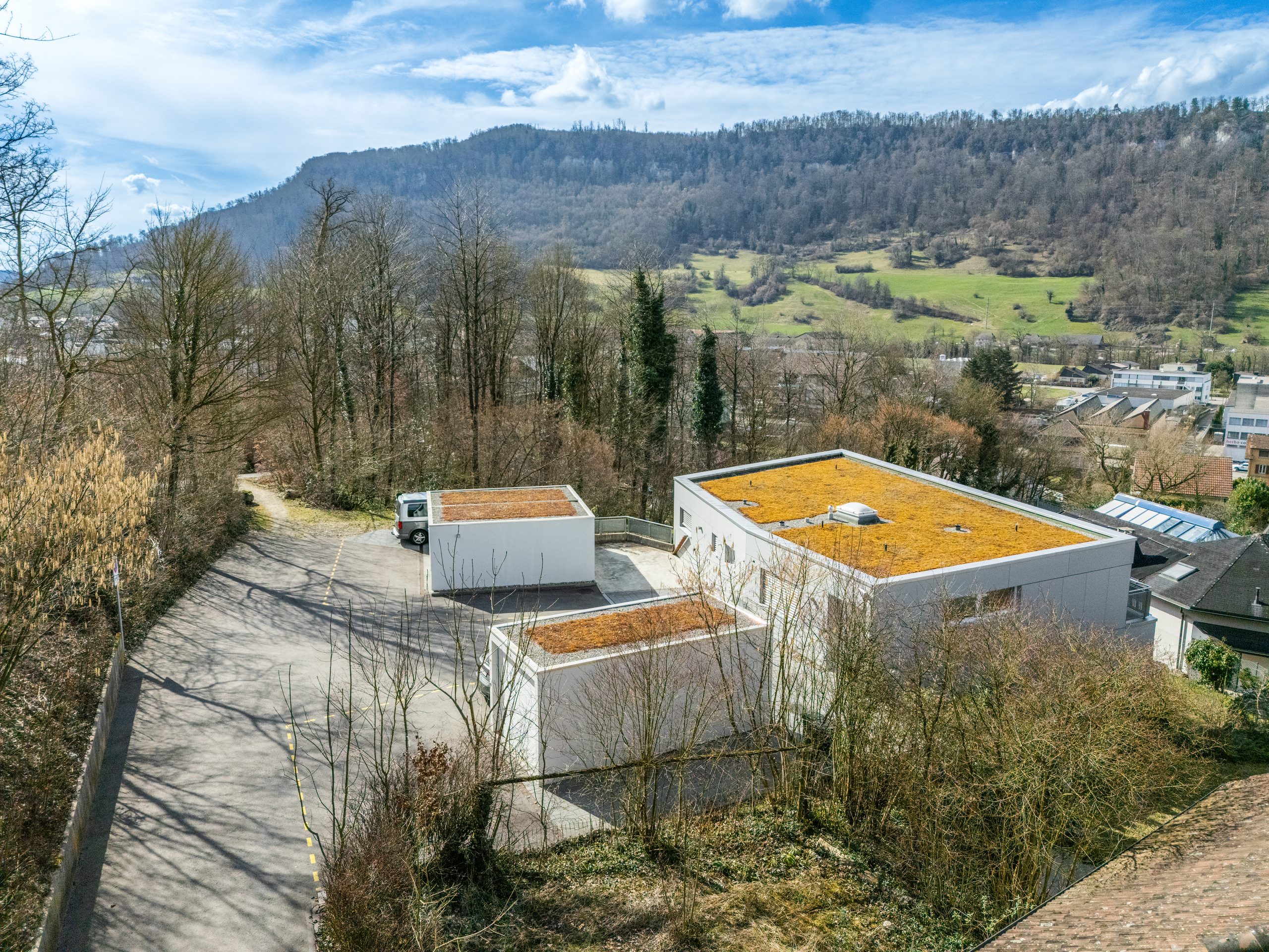Talförmige Außenansicht mit Flachdachgebäuden und Berglandschaft