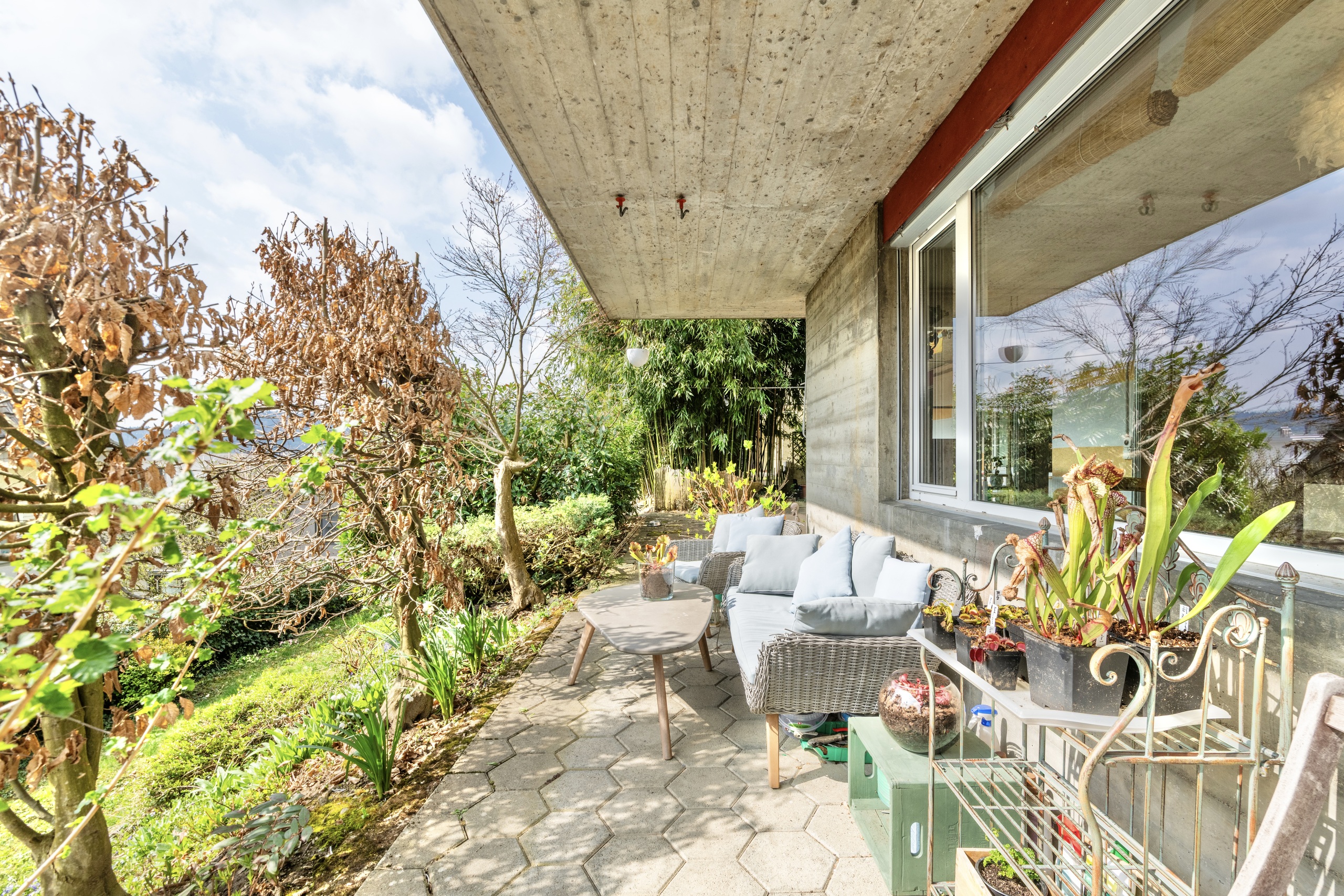 Überdachte Terrasse mit Gartenblick