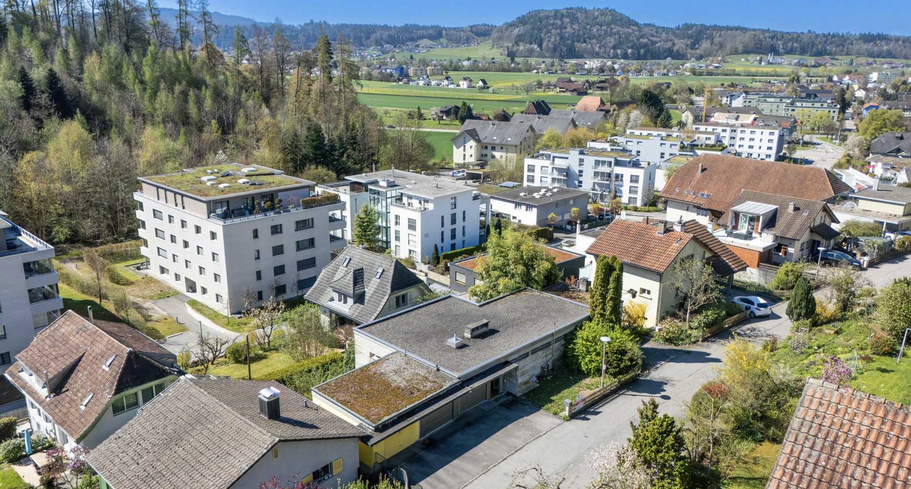 Luftaufnahme eines Wohngebiets in Hanglage