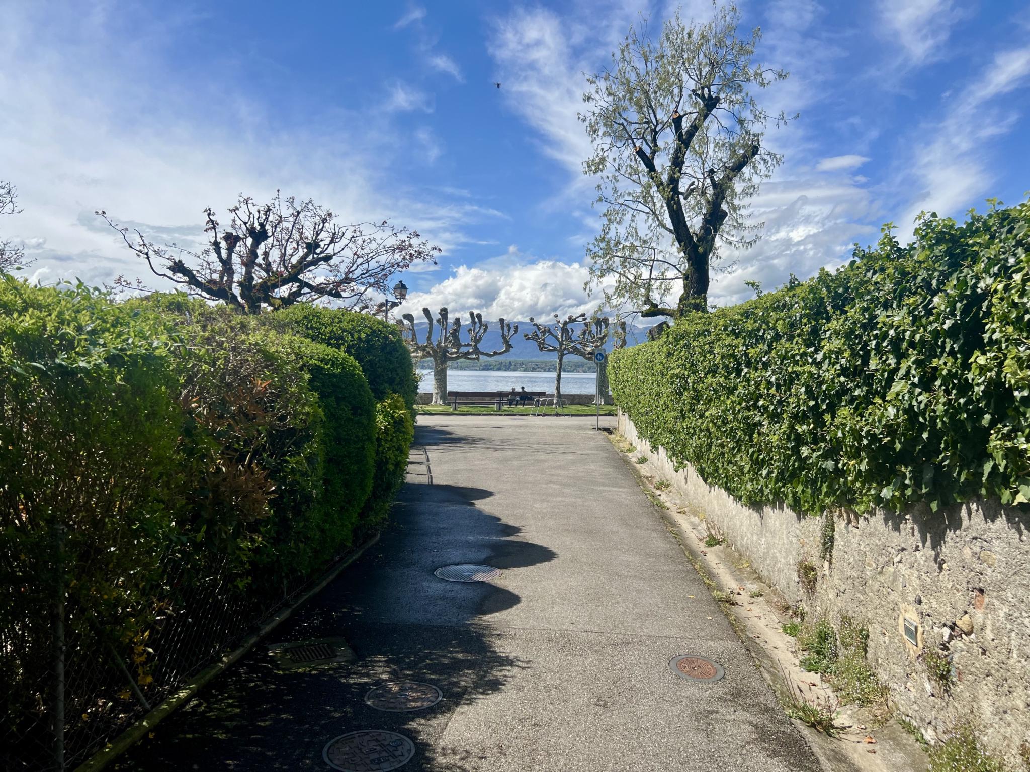 Seepromenade mit Weg und Blick auf Wasser und Berge