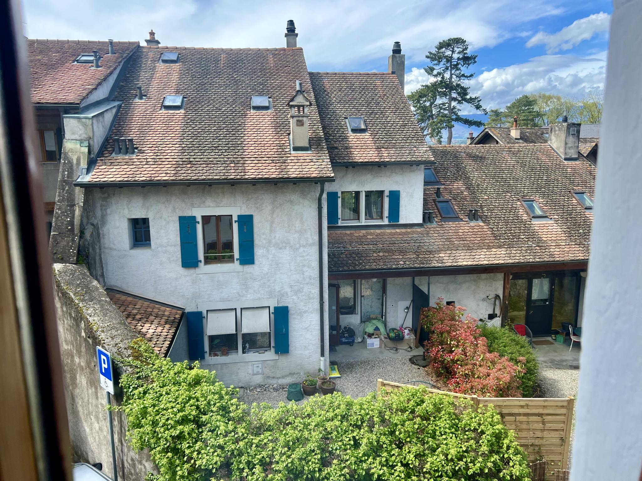 Historisches Wohnhaus mit Ziegeldach und Innenhof
