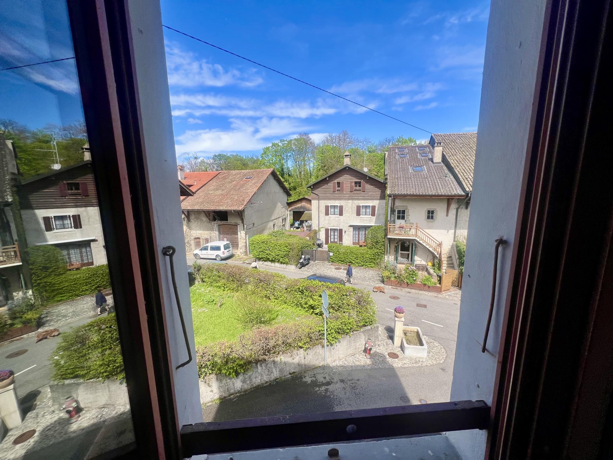 Blick aus dem Fenster auf Wohnhäuser und Straße