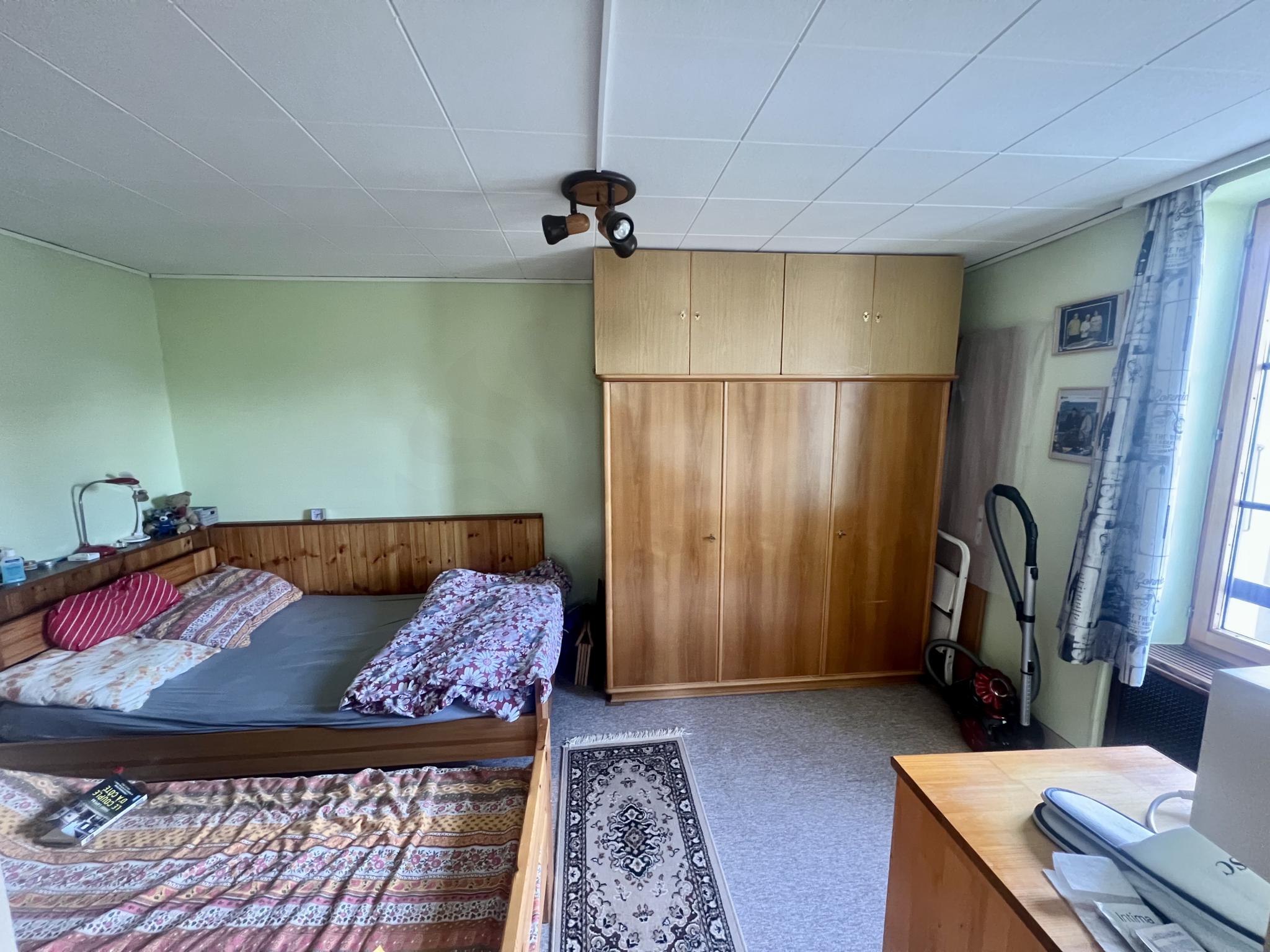 Schlafzimmer mit Kleiderschrank und Einzelbett