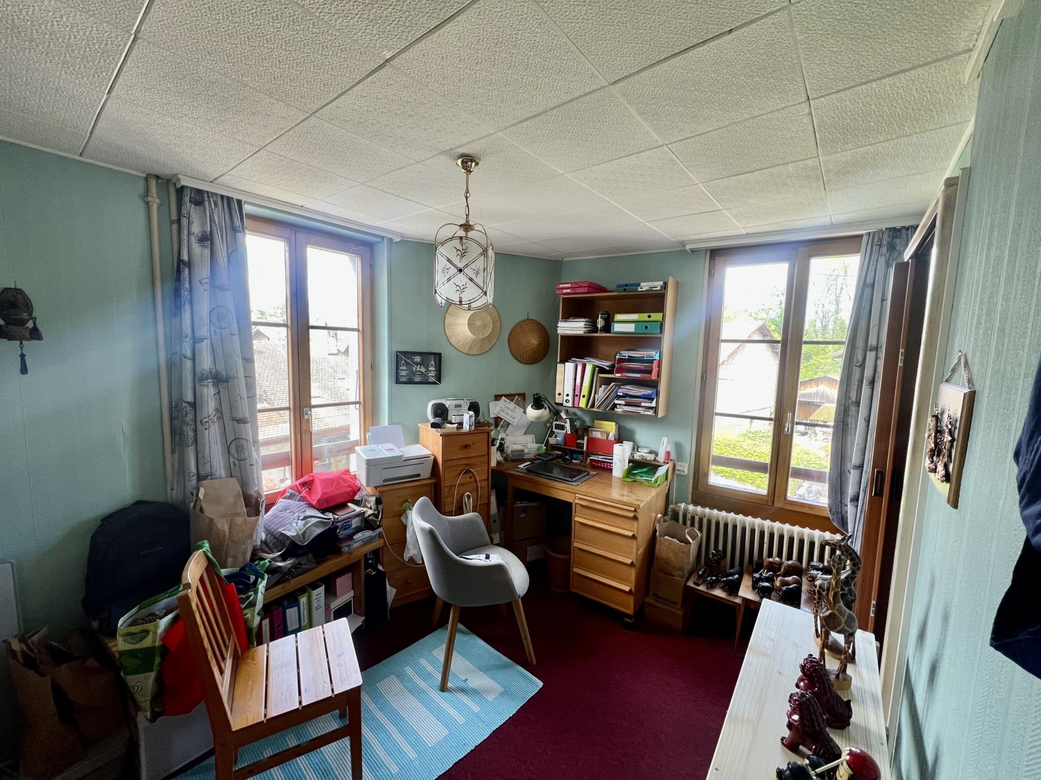 Arbeitszimmer mit zwei Fenstern