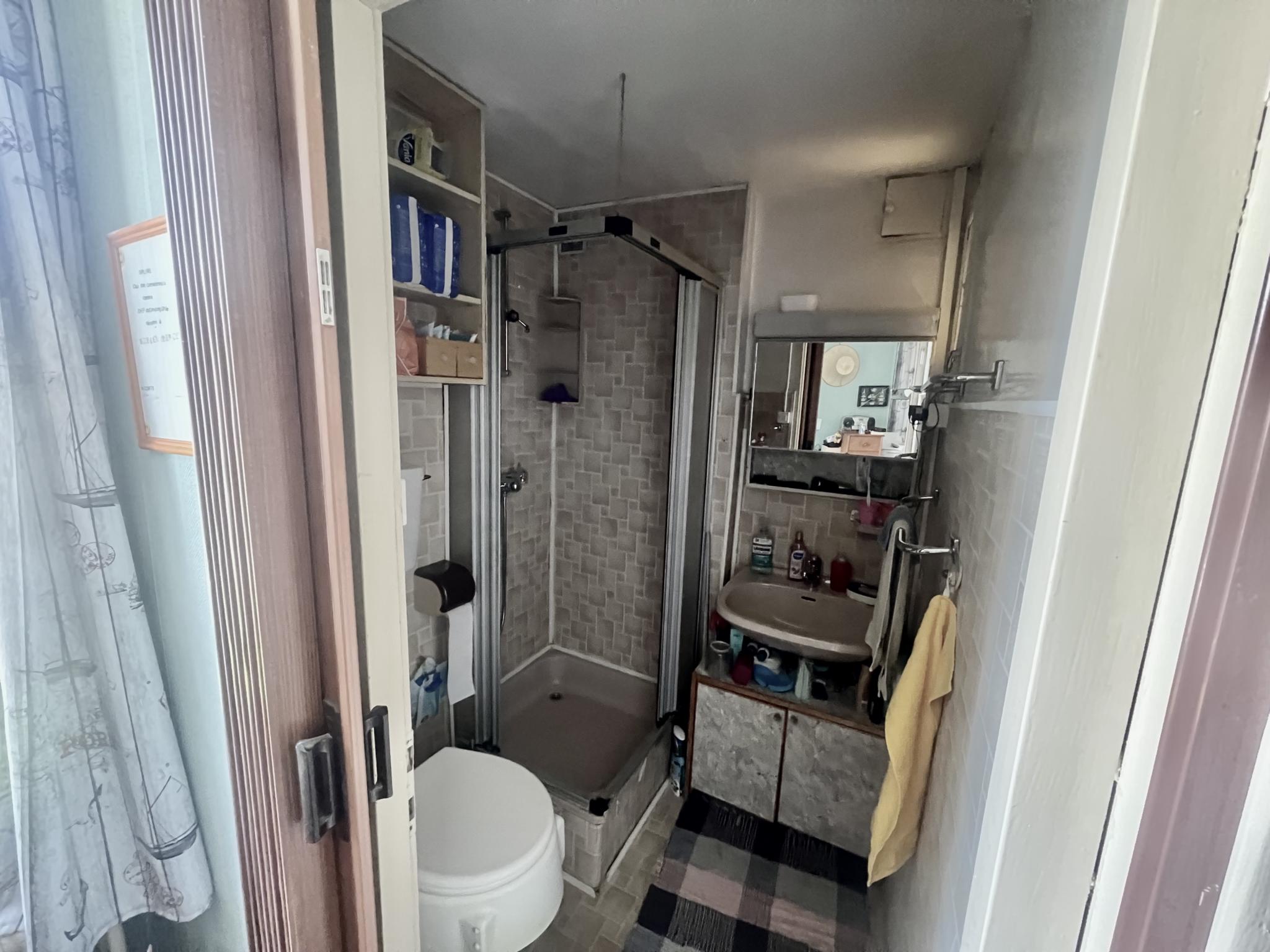Kompaktes Badezimmer mit Dusche und Waschplatz